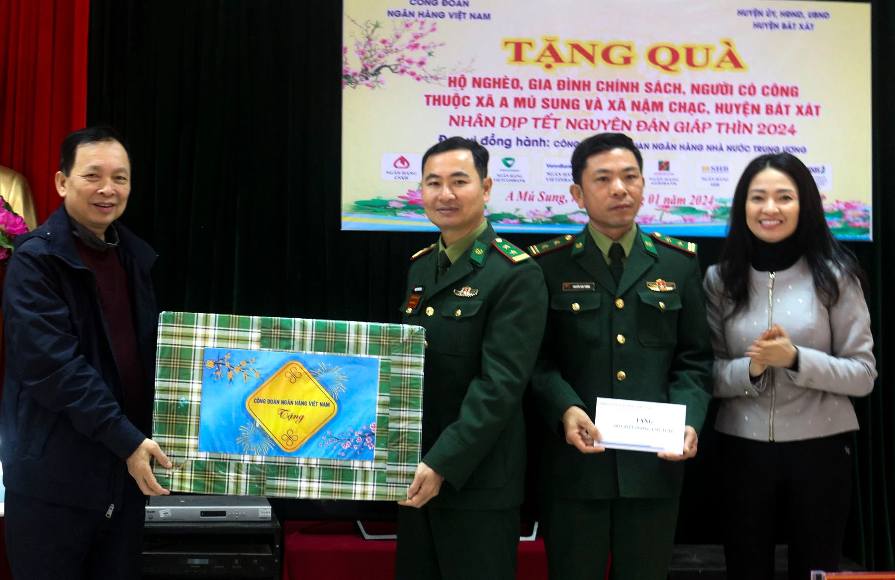 Trao quà cho Đồn Biên phòng A Mú Sung.jpg