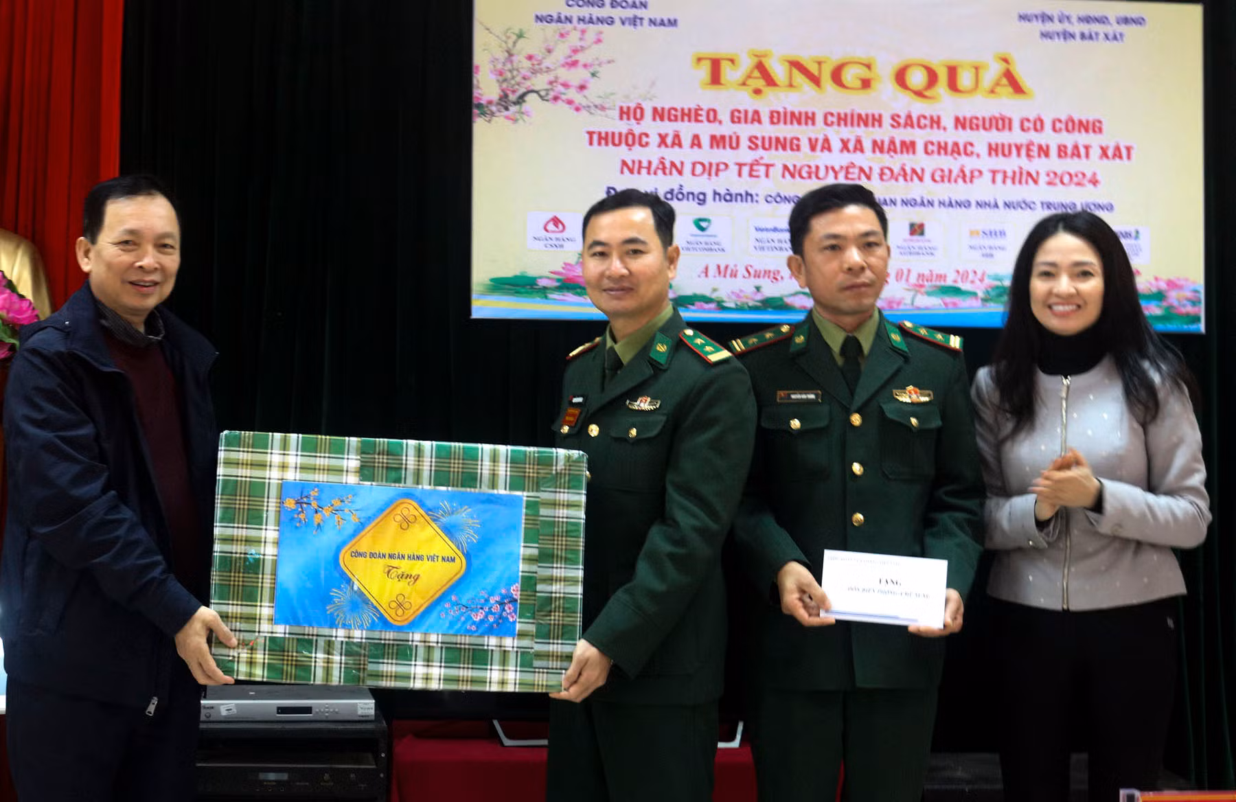 Trao quà cho Đồn Biên phòng A Mú Sung.jpg