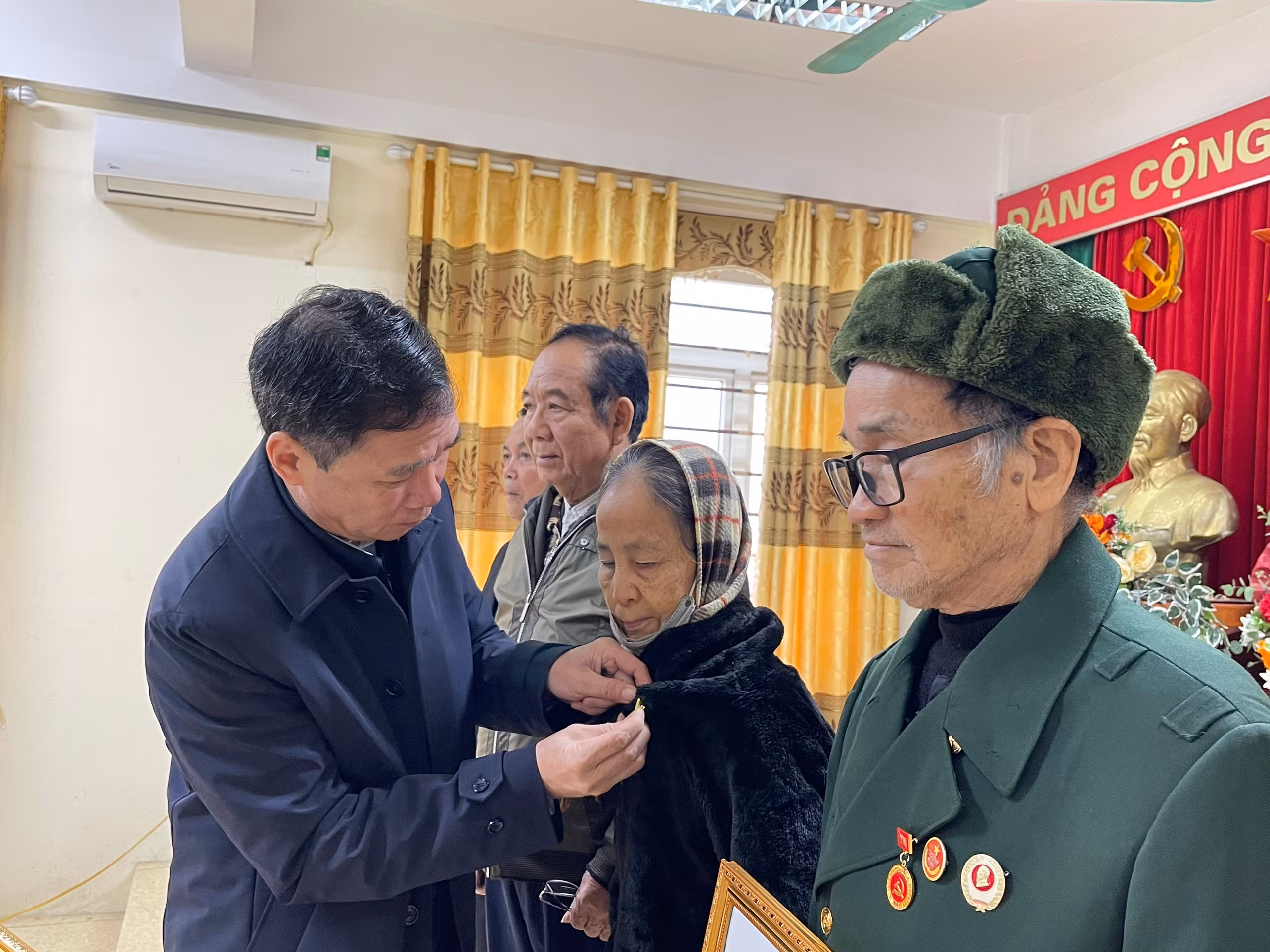 Bí thư Huyện ủy Bảo Yên Nguyễn Anh Chuyên trao Huy hiệu Đảng cho các đảng viên.jpg