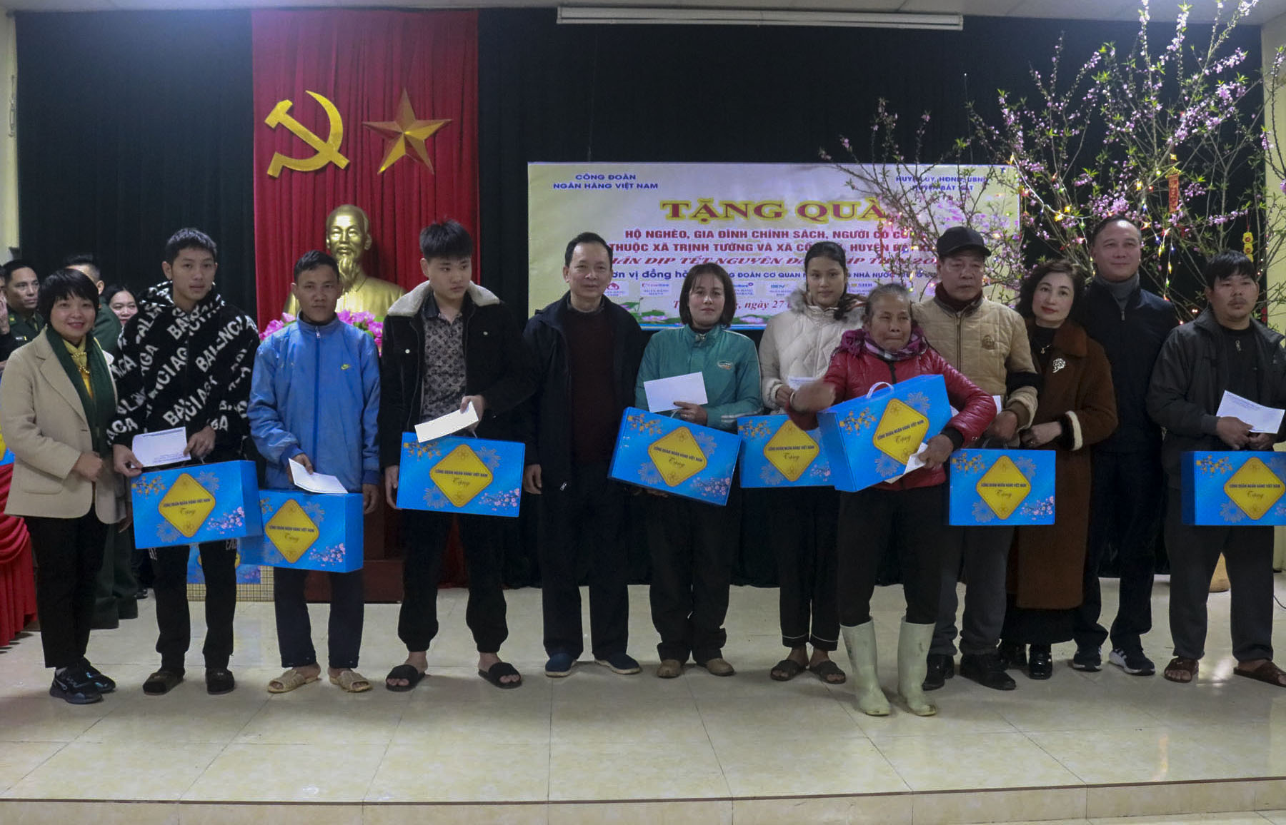 Trao quà cho hộ nghèo xã Trịnh Tường Trao quà cho hộ nghèo xã Trịnh Tường.jpg