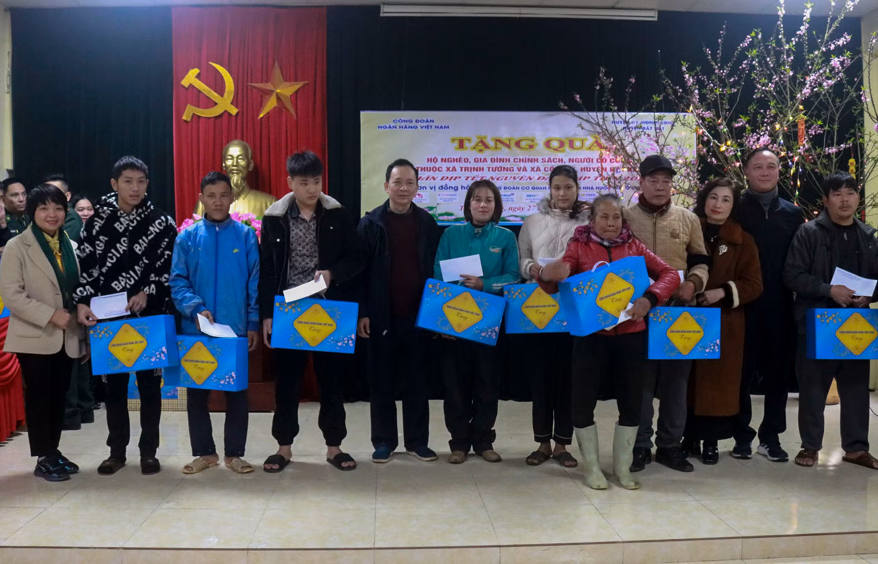 Trao quà cho hộ nghèo xã Trịnh Tường.jpg