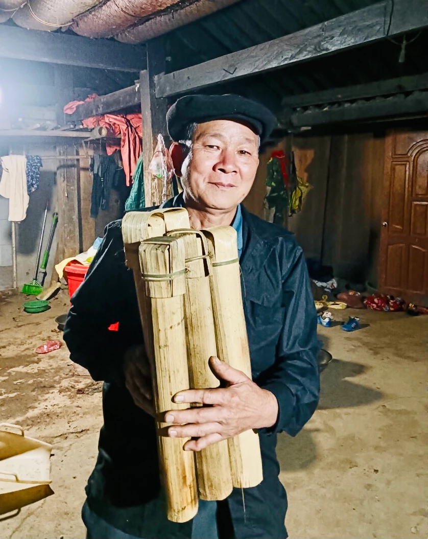 Mỗi lần làm trà lam người Dao Nậm Miện sẽ làm 20 đến 30 ống.jpg