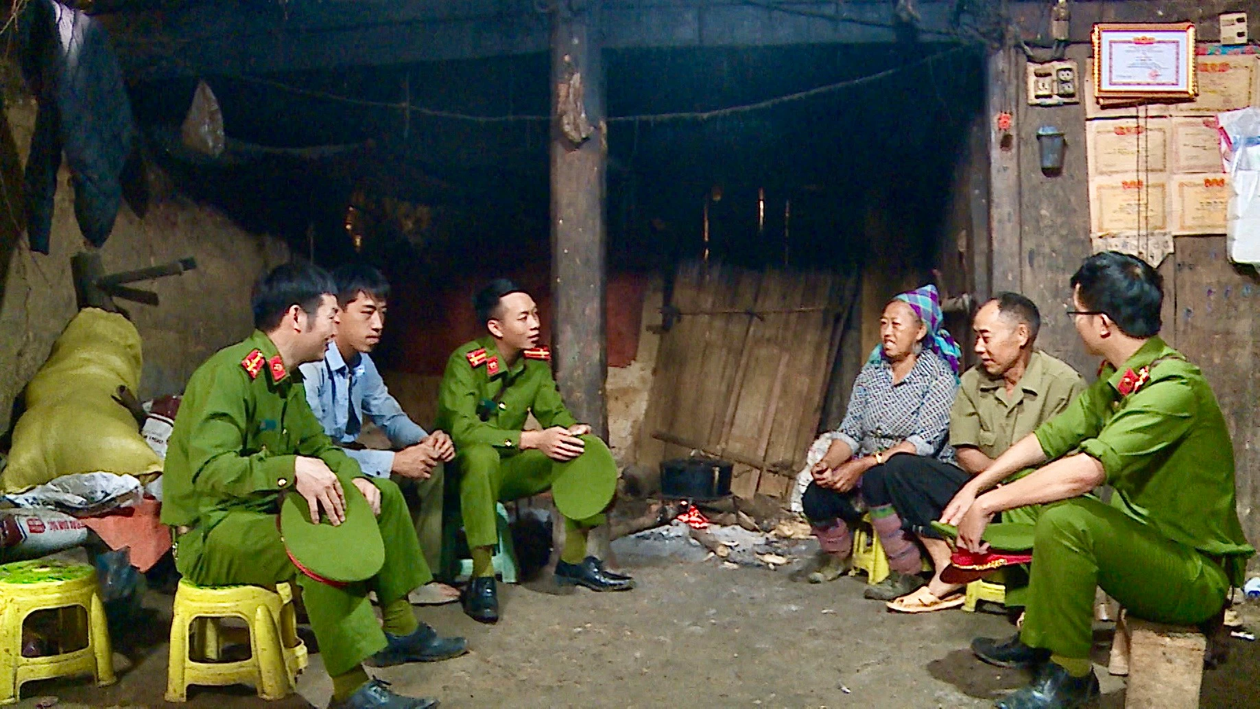 Công an xã Tả Thàng tuyên truyền tại nhà dân.jpg