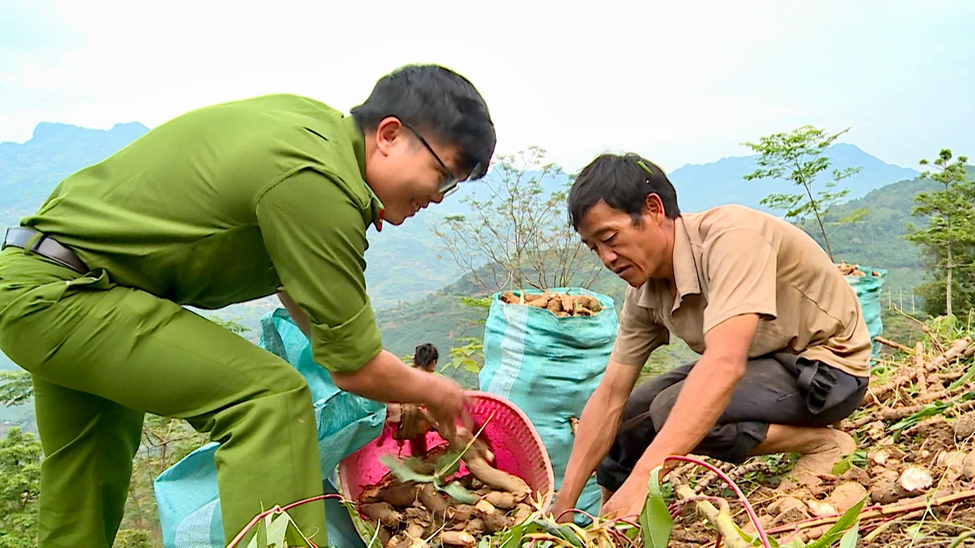 Công an xã Tả Thàng giúp đỡ nhân dân lao động sản xuất.jpg