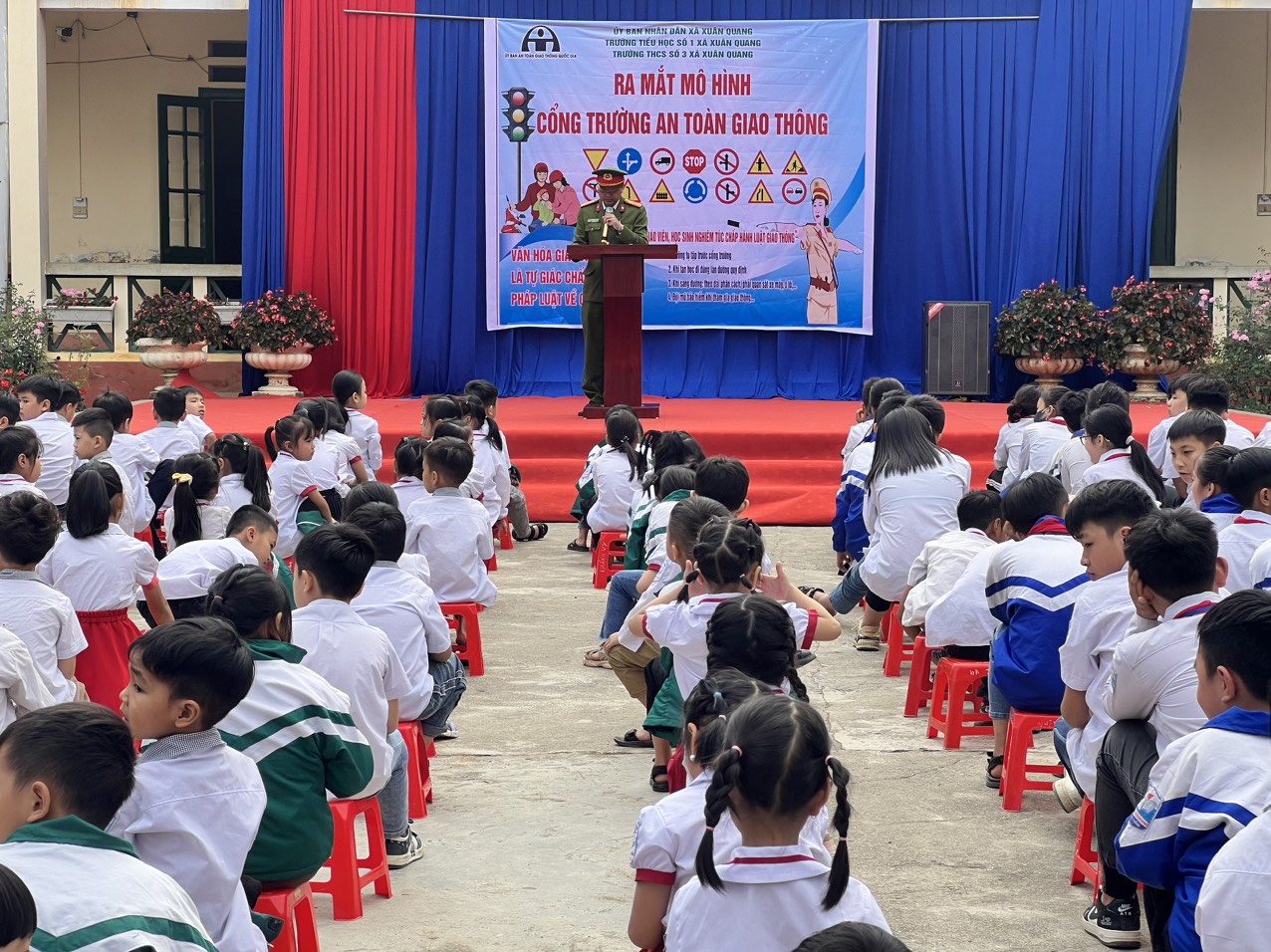 Công an xã Xuân Quang tuyên truyền, giáo dục pháp luật về trật tự an toàn giao thông. toàn cảnh buổi tuyên truyền.jpg