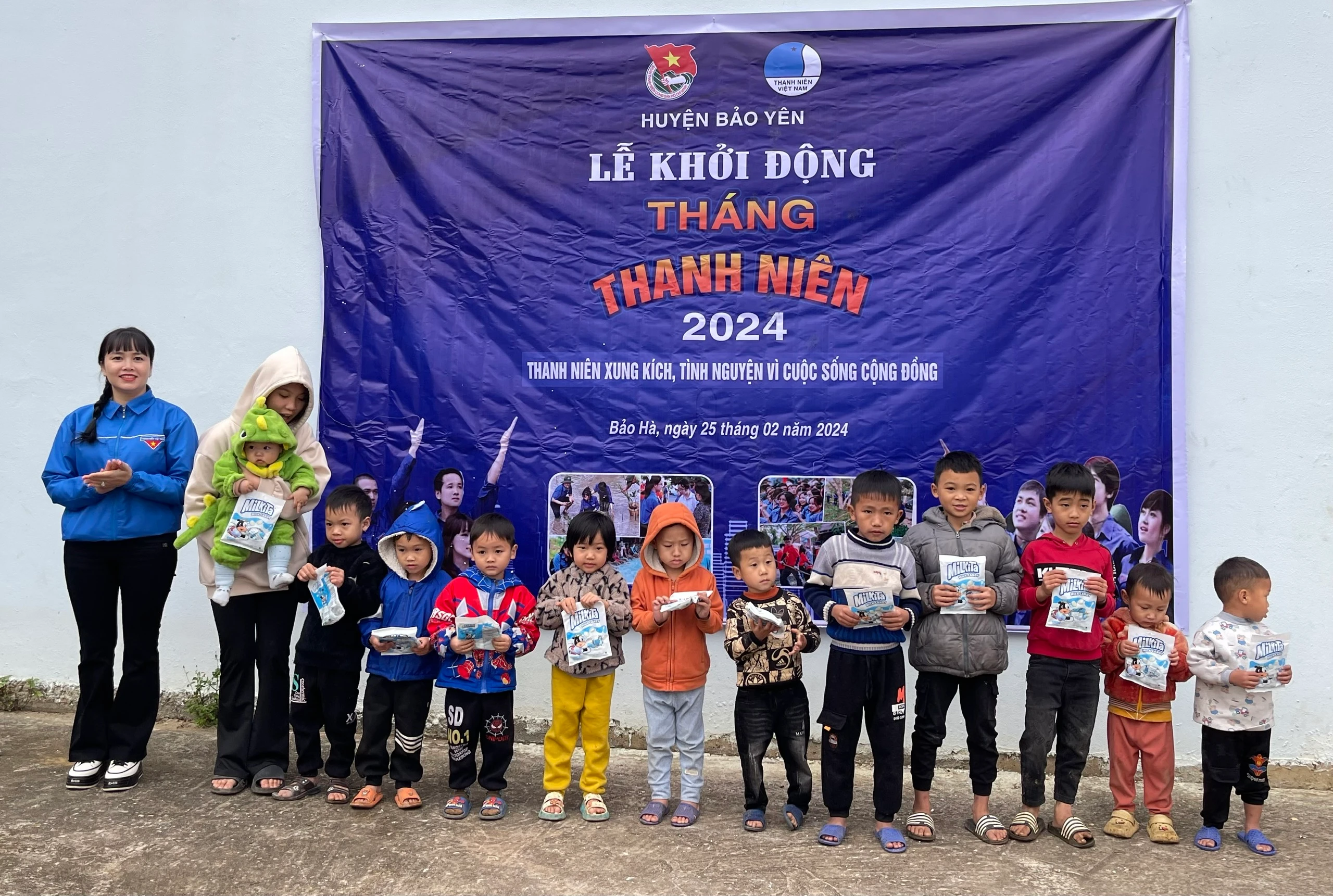 Tặng bánh, kẹo cho các em nhỏ bản Bông 1+2.jpg