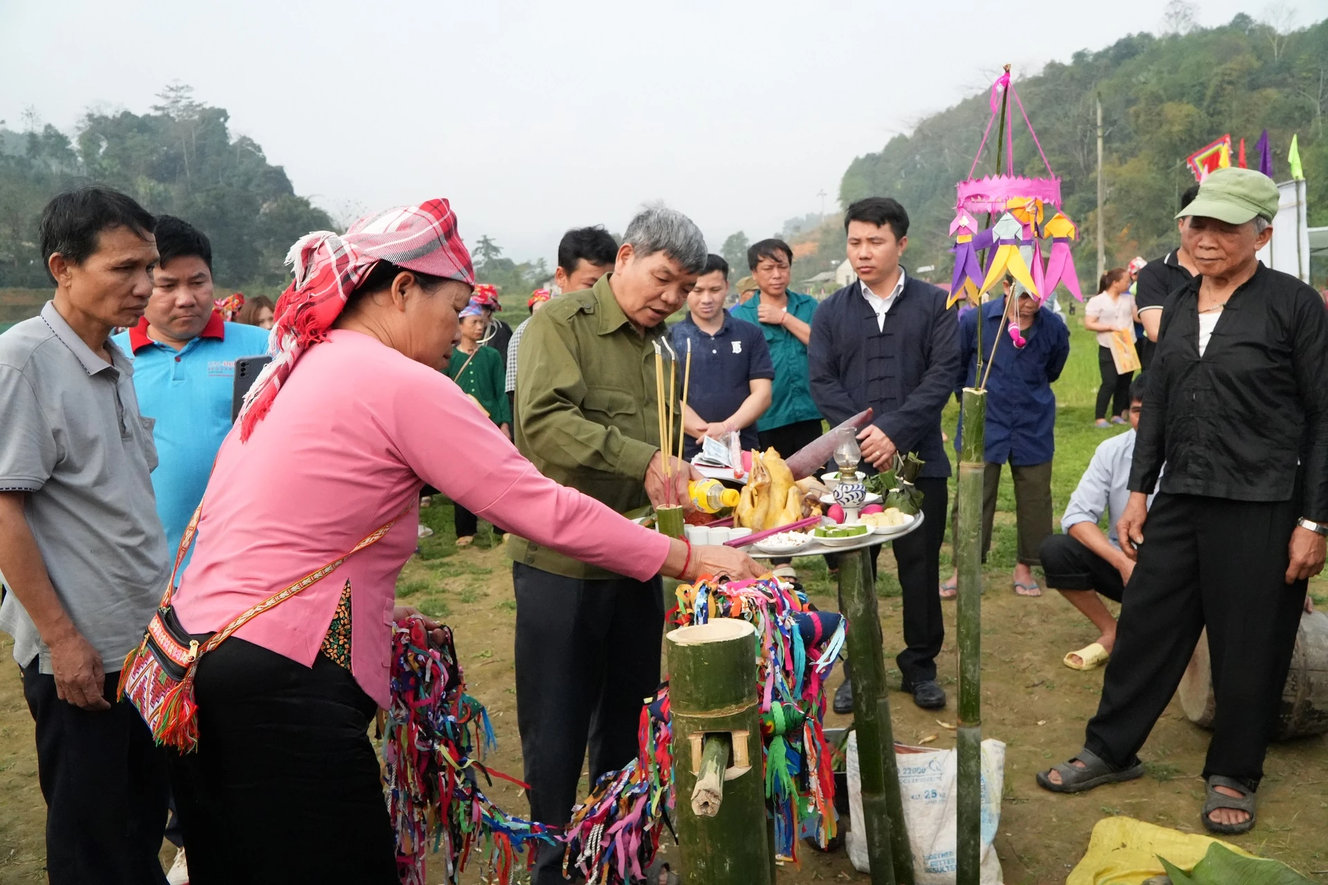 Thầy cúng lãm lễ cúng để nâng cột còn lên..JPG