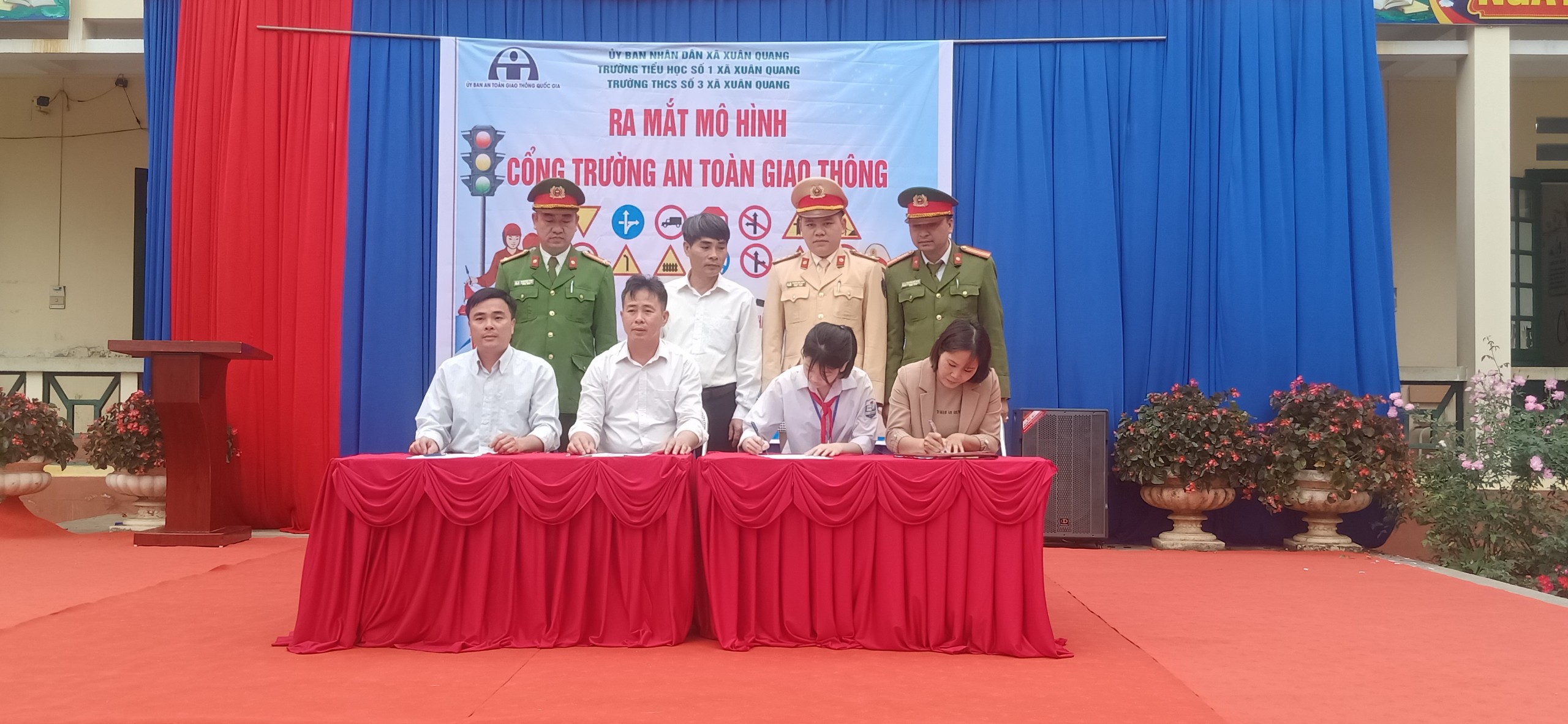 Các nhà trường đã tổ chức ký cam kết giữa nhà trường, giáo viên, học sinh và phụ huynh về thực hiện mô hình “Cổng trường an toàn giao thông”. ký cam kết giữa giáo viên nhà trường và phụ huynh, học sinh.jpg