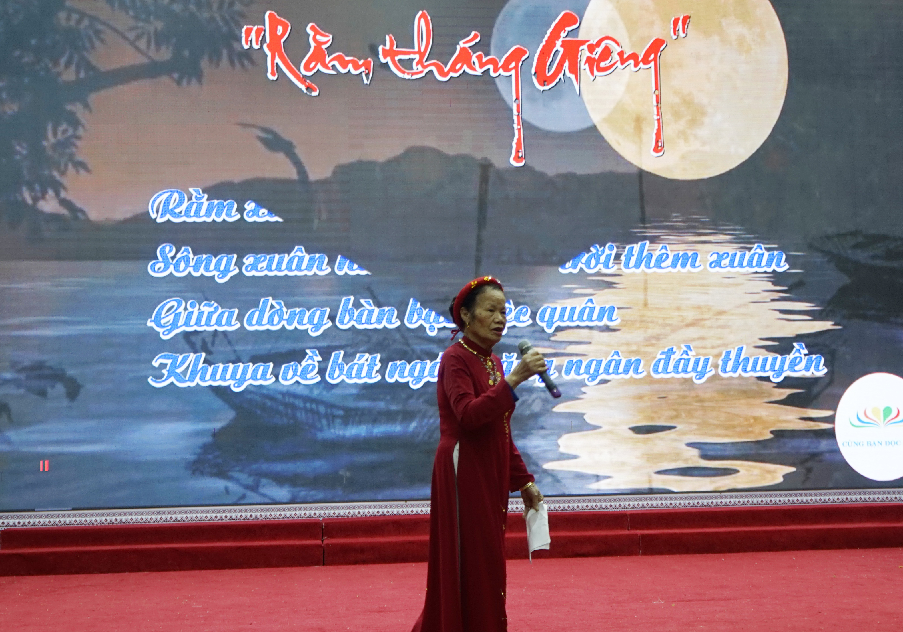 Bài thơ Nguyên tiêu của Bác Hồ được thể hiện qua giọng ngâm của hội viên người cao tuổi. _DSC1979.JPG