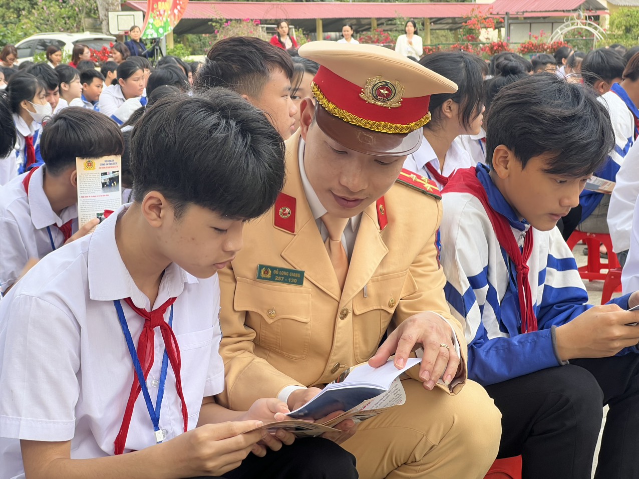 Công an huyện Bảo Thắng phát tờ rơi cho học sinh tuyên truyền về an toàn giao thông. công an huyện phát tờ rơi tuyên truyền cho hoc sinh.jpg