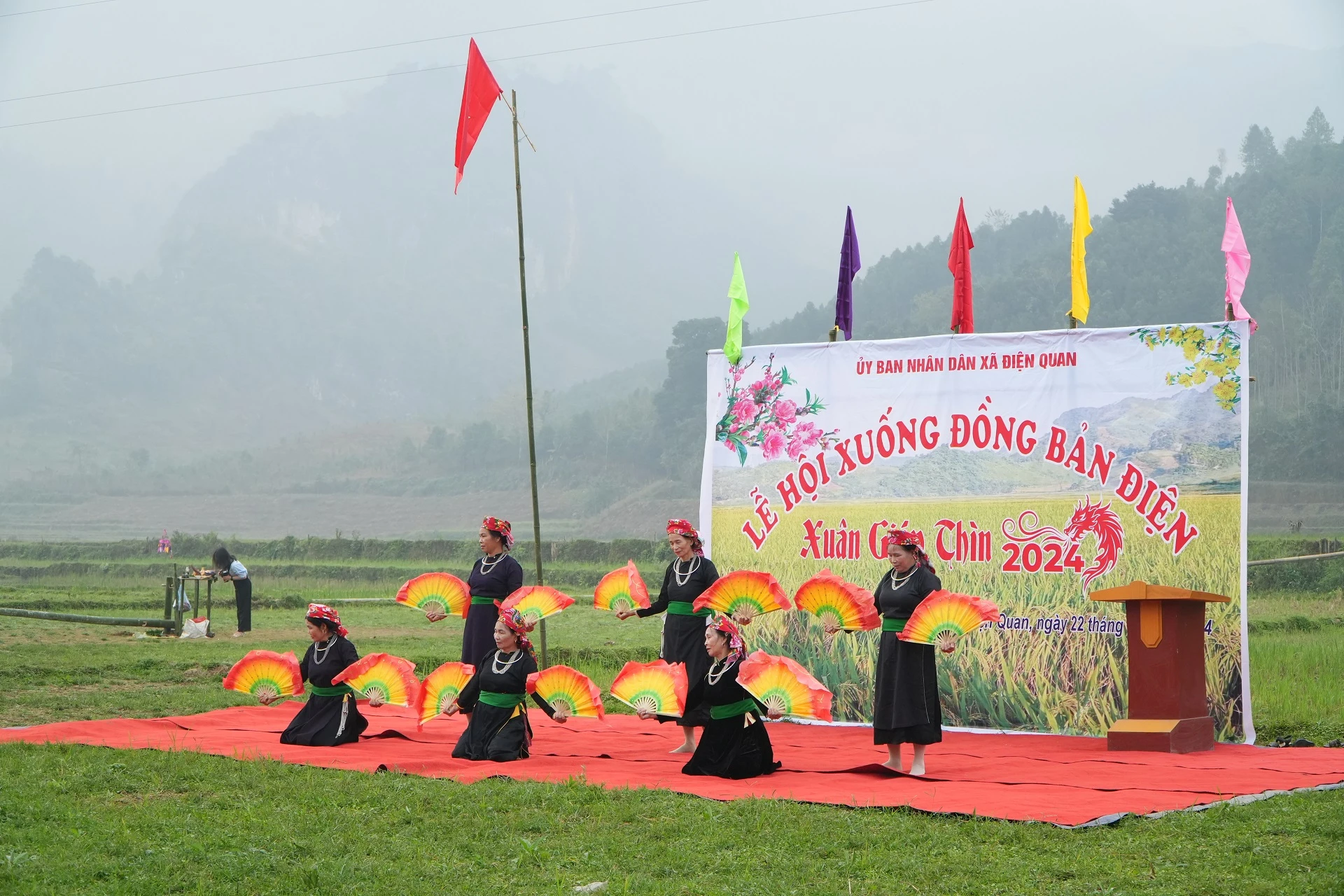 Các tiết mục văn nghệ của đồng bào Tày trong lễ hội xuống đồng. (2).JPG