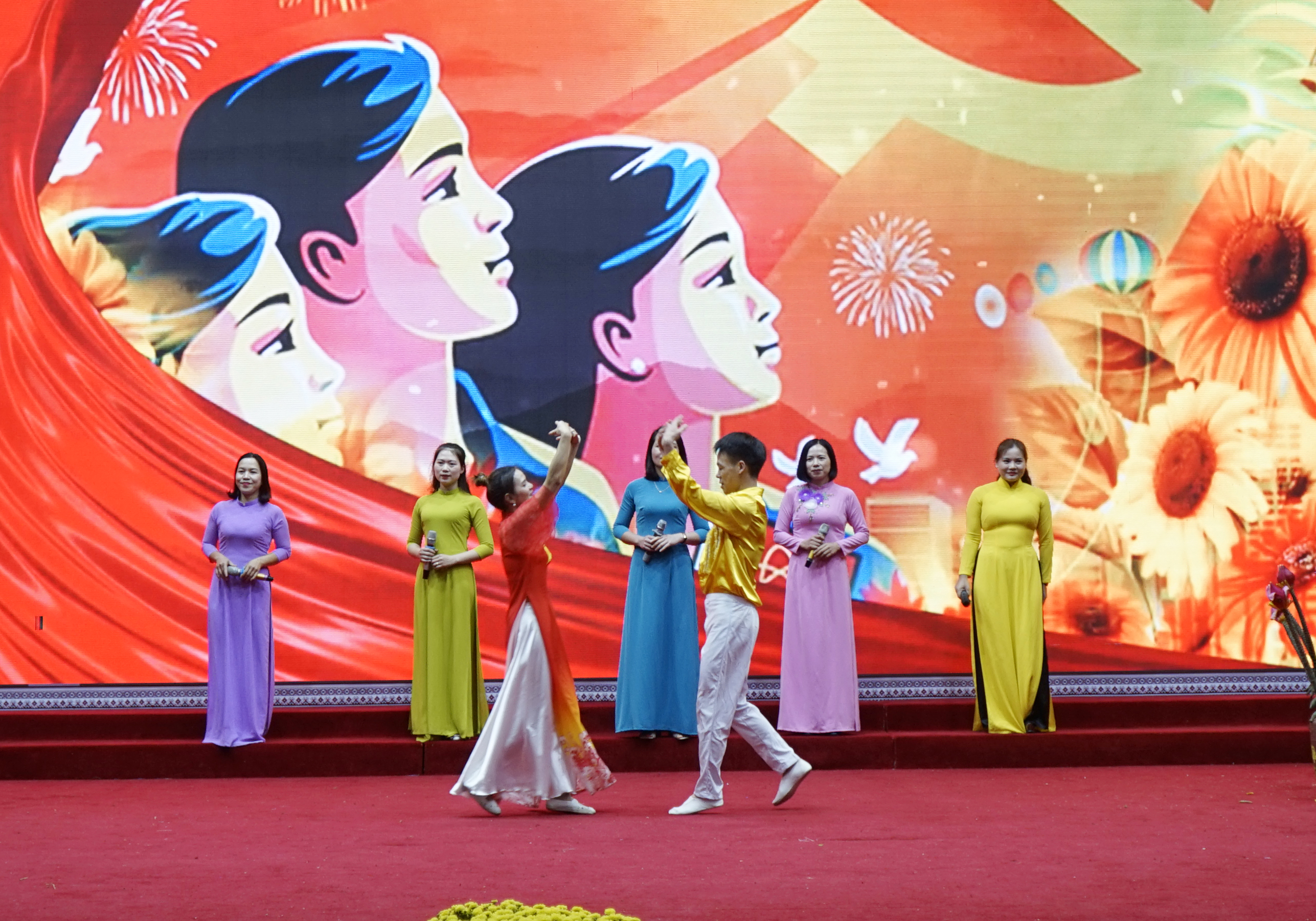 Những tiết mục hát múa trong đêm thơ. _DSC1981.JPG