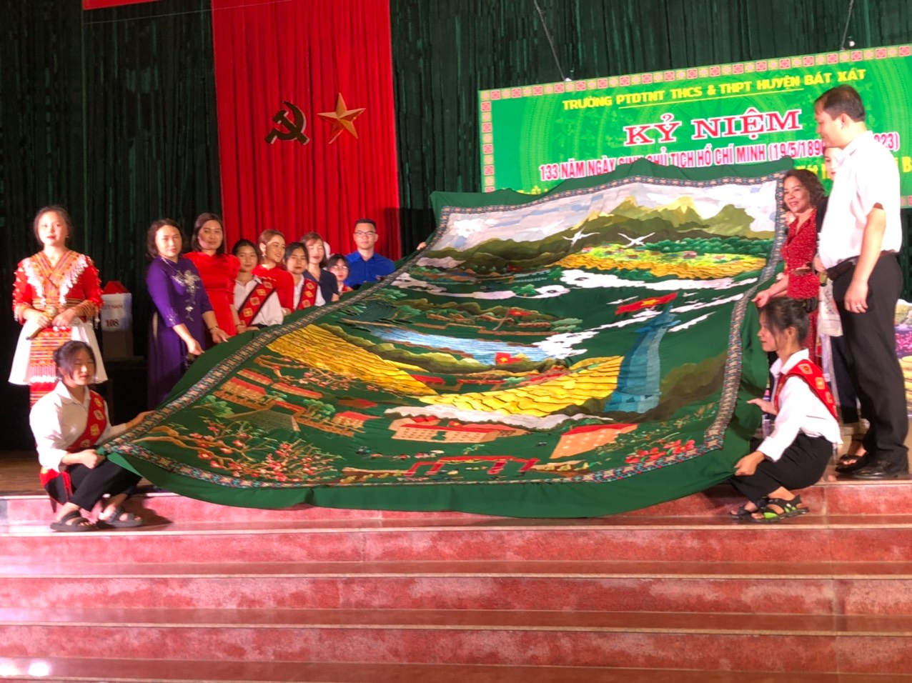 Ra mắt tấm thêu lịch sử do 100 học sinh thêu tay trong 2 năm. ảnh.png