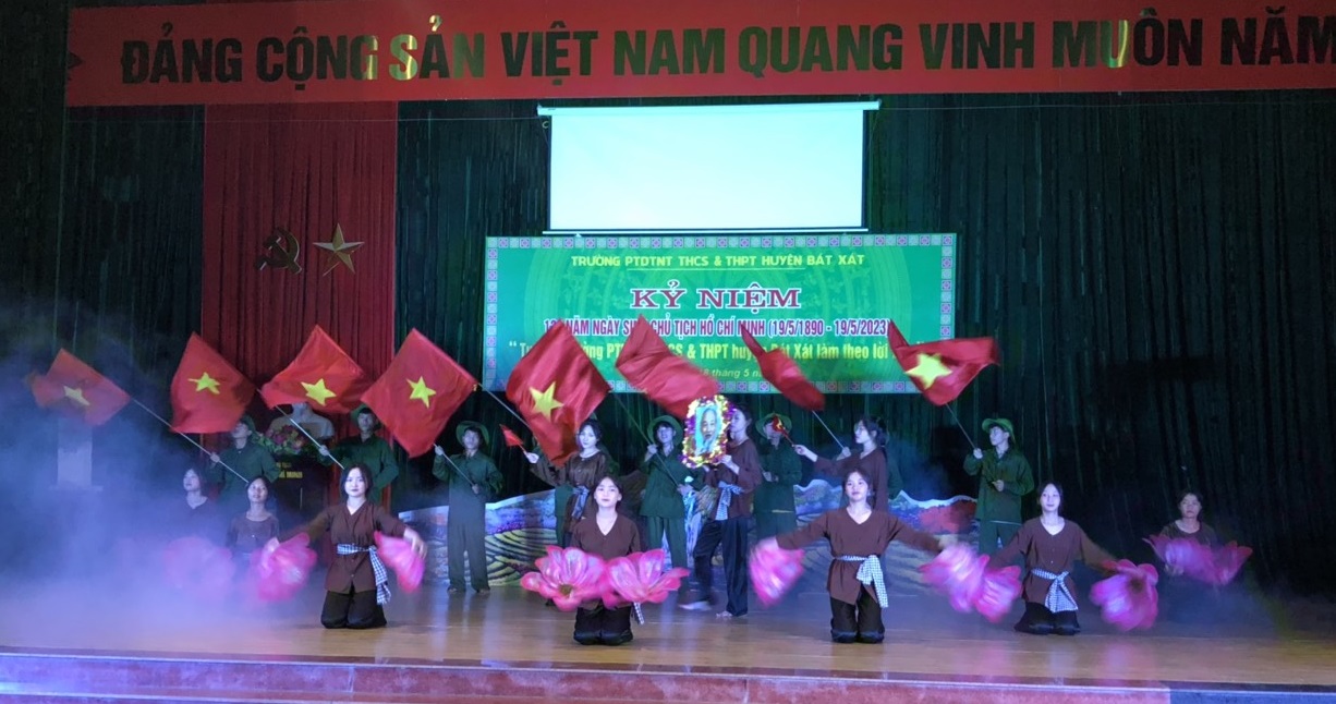 Một tiết mục biểu diễn văn nghệ trong chương trình. hao canh 3.jpg