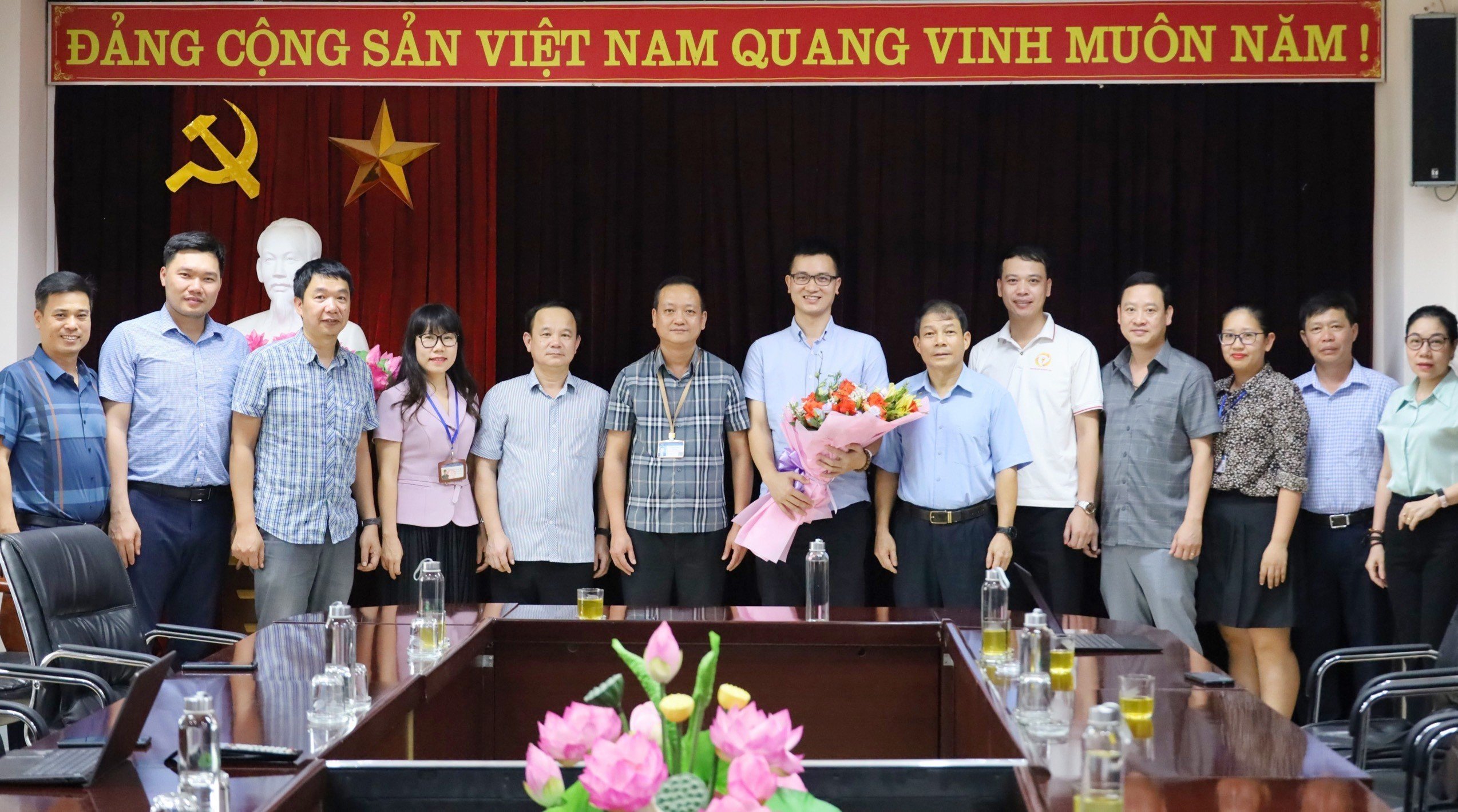 Sở Thông tin và Truyền thông tỉnh Lào Cai tiếp nhận cán bộ được tăng cường từ Bộ Thông tin và Truyền thông. IMG_20230519_150243.jpg