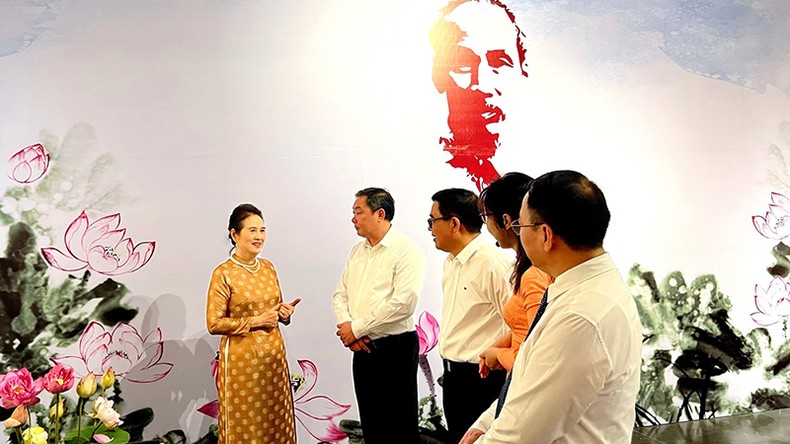 Bà Nguyễn Thị Thanh Tâm giới thiệu về không gian nghệ thuật “Sen thư pháp”. Bà Nguyễn Thị Thanh Tâm giới thiệu về không gian nghệ thuật “Sen thư pháp”.