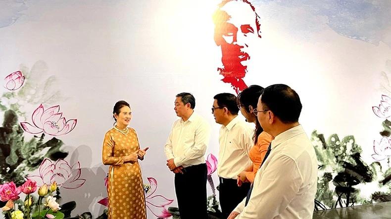 Bà Nguyễn Thị Thanh Tâm giới thiệu về không gian nghệ thuật “Sen thư pháp”.