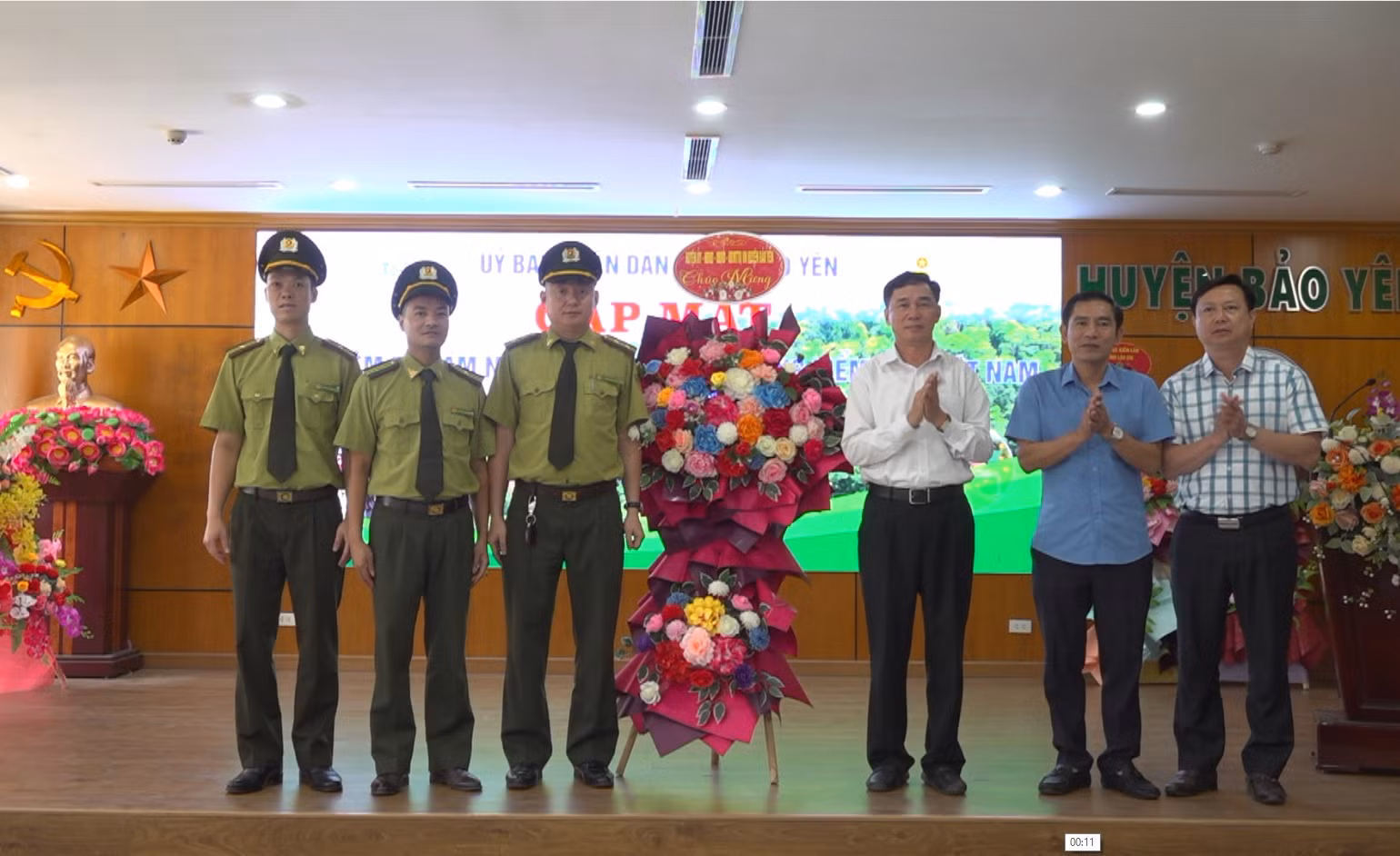 Các đồng chí lãnh đạo huyện Bảo Yên tặng hoa chúc mừng Hạt kiểm lâm huyện.jpg