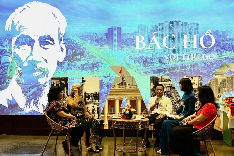 Chương trình giao lưu với các nhân vật từng được gặp Bác Hồ, hiến tặng hiện vật cho Bảo tàng Hà Nội.