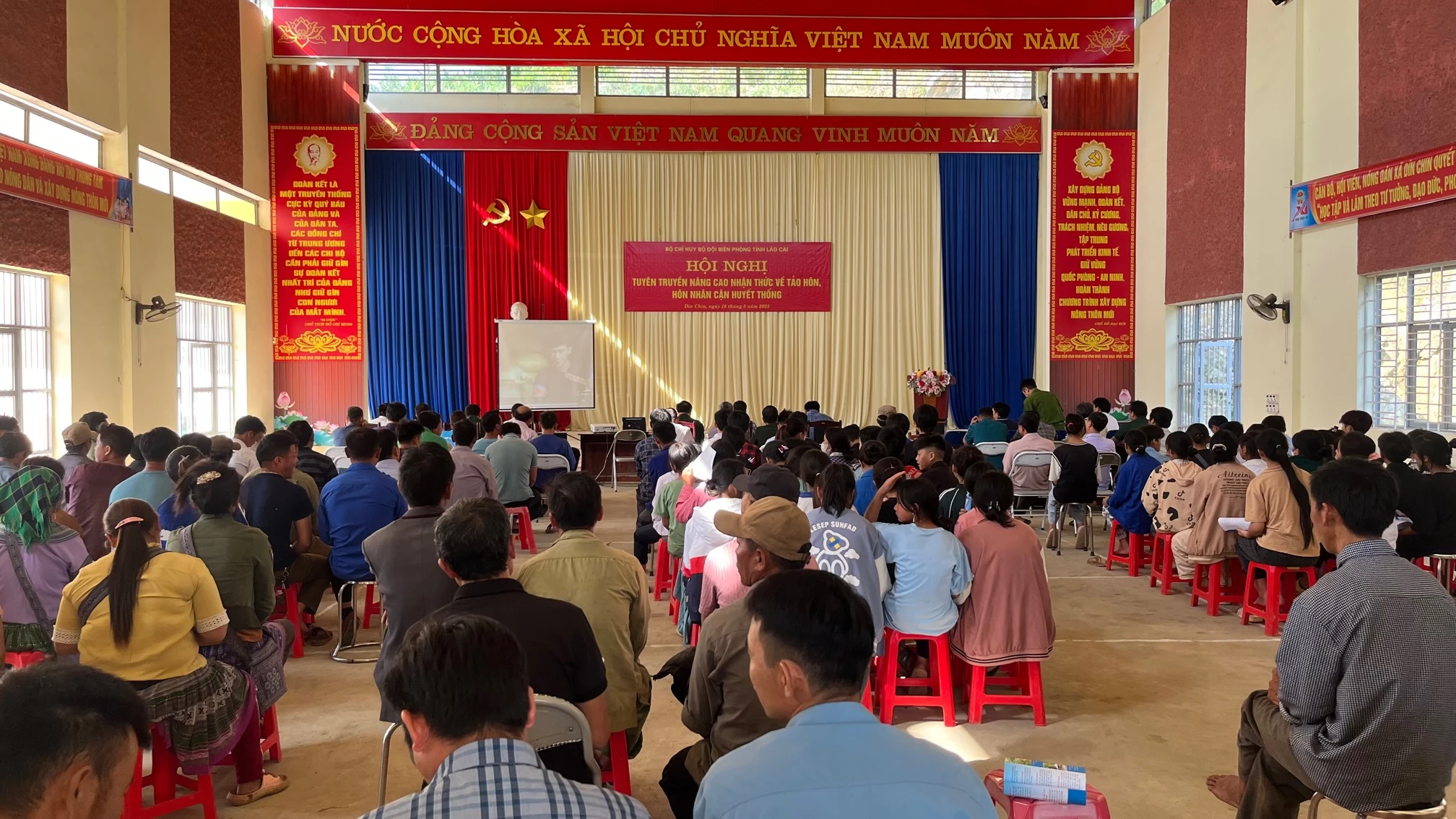 1.Quang cảnh buổi tuyên truyền phòng chống tảo hôn, hôn nhân cận huyết thống tại xã Dìn Chin.jpg