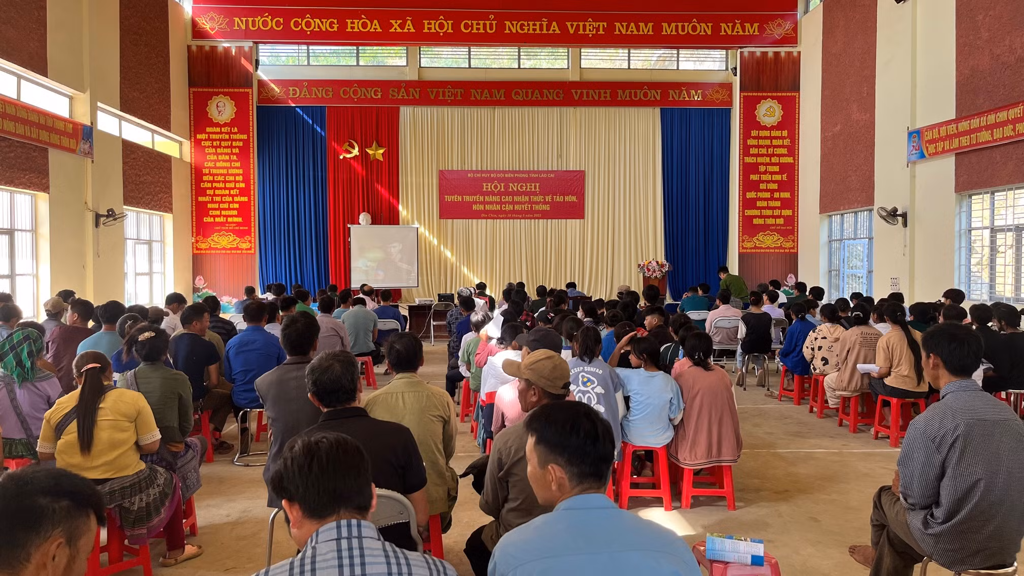 1.Quang cảnh buổi tuyên truyền phòng chống tảo hôn, hôn nhân cận huyết thống tại xã Dìn Chin.jpg