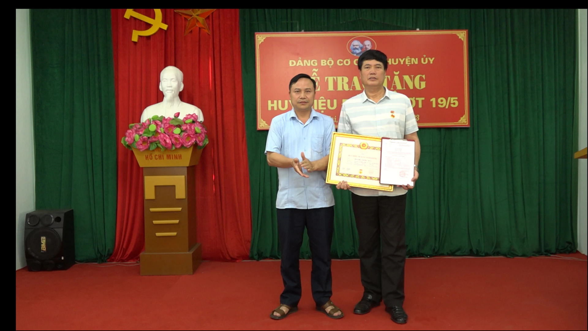 Buổi lẽ trao huy hiệu Đảng.jpg