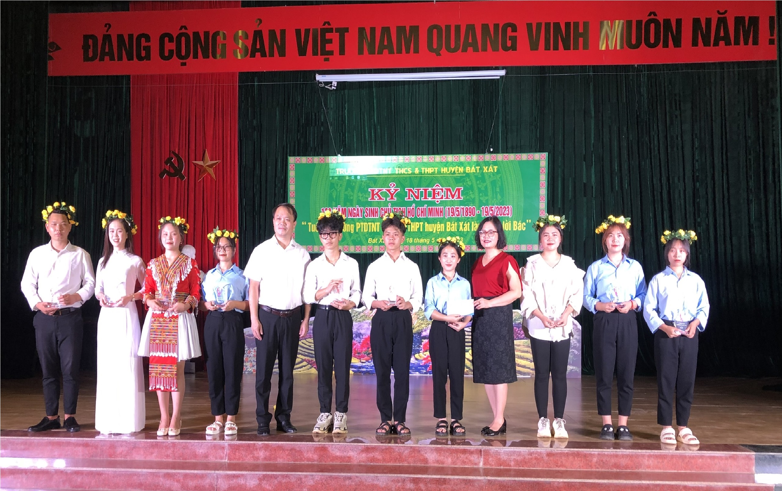 Trao quà và vòng nguyệt quế cho học sinh tiêu biểu, xuất sắc về học tập và làm theo lời Bác. vinh danh.jpg