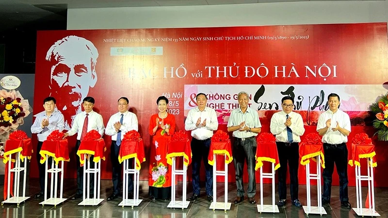 Các đại biểu thực hiện nghi thức cắt băng khai mạc trưng bày chuyên đề “Bác Hồ với Thủ đô Hà Nội”.