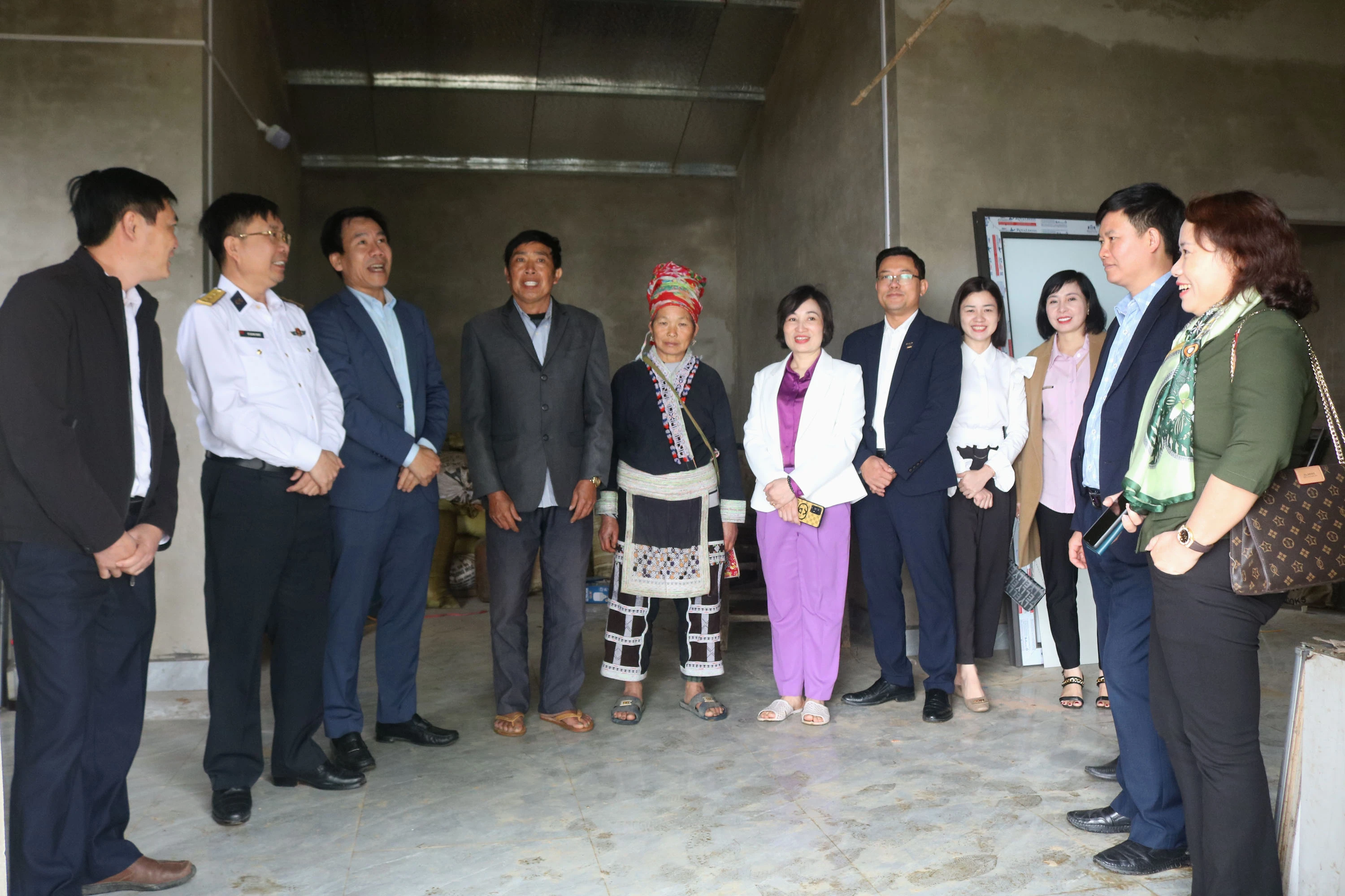 Thăm ngôi nhà mới đang xây của gia đình bà Mẩy tại thôn Ngải Trồ, xã Dền Sáng.jpg