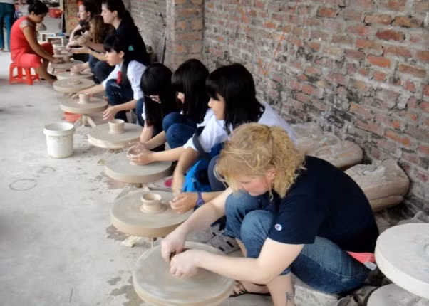 Trải nghiệm làm gốm ở Bát Tràng (Hà Nội).