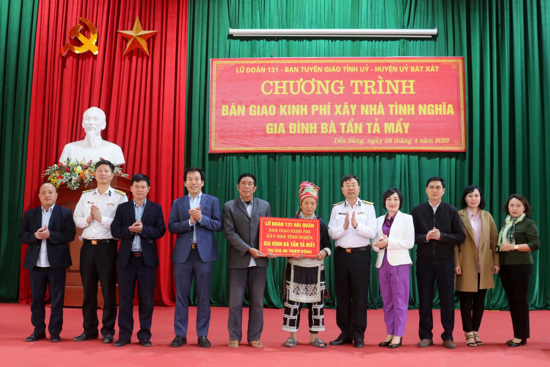 Trao kinh phí hỗ trợ cho gia đình bà Tẩn Tả Mẩy.jpg