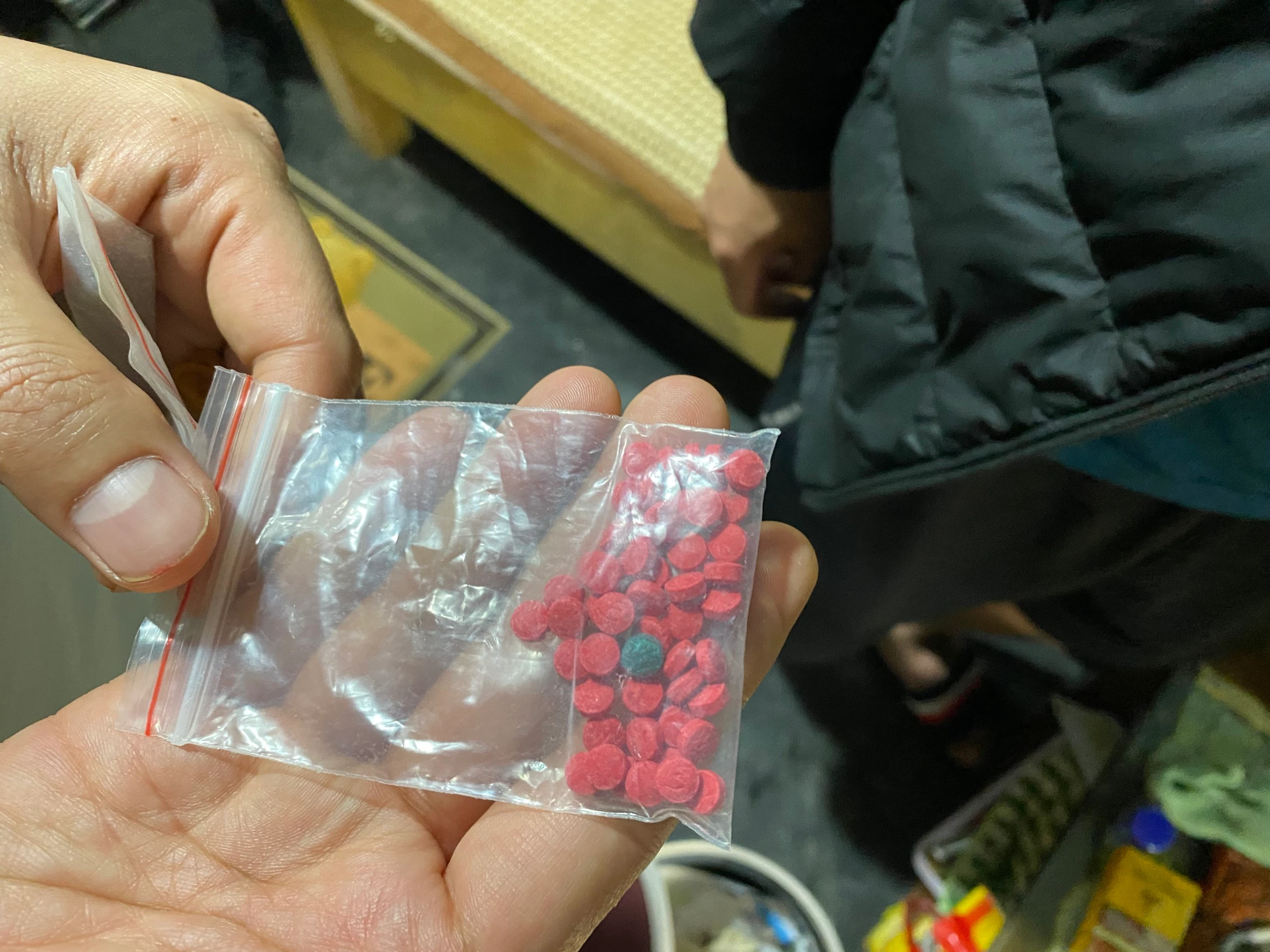 Ảnh 4. Đối tượng Trần Khánh Linh cùng tang vật bị thu giữ (1).jpg