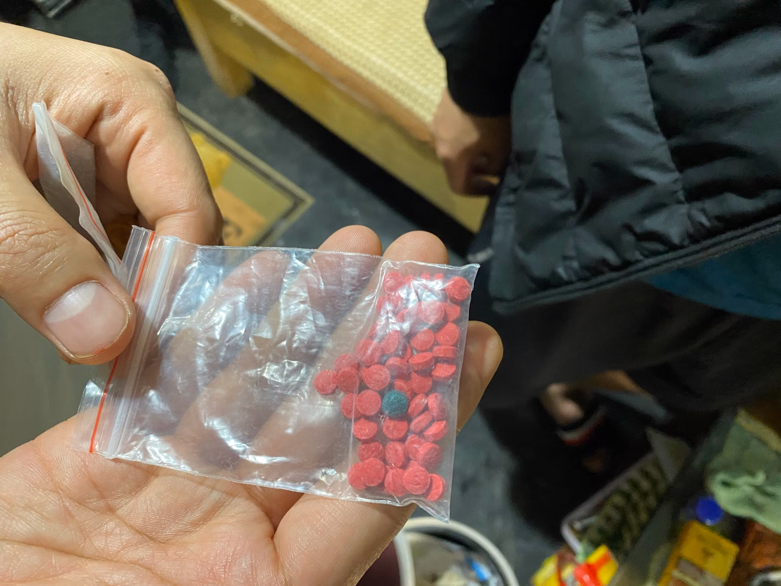 Ảnh 4. Đối tượng Trần Khánh Linh cùng tang vật bị thu giữ (1).jpg