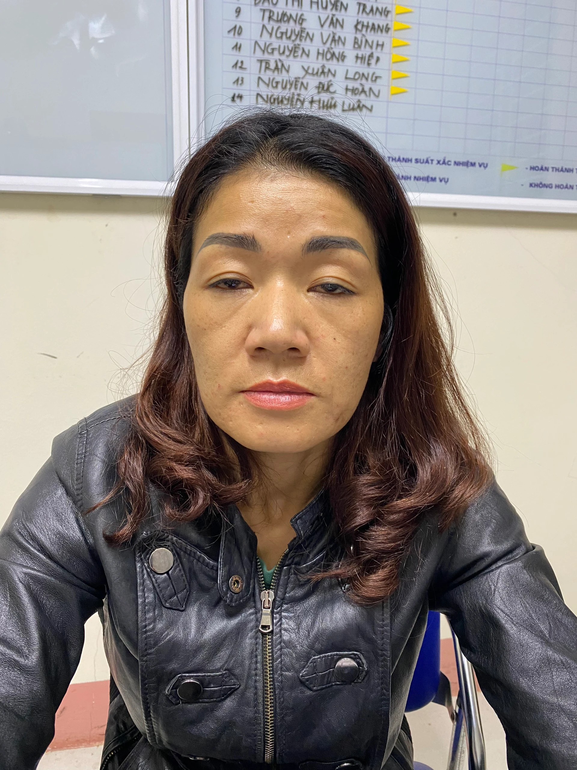 Ảnh 4. Đối tượng Trần Khánh Linh cùng tang vật bị thu giữ (2).jpg