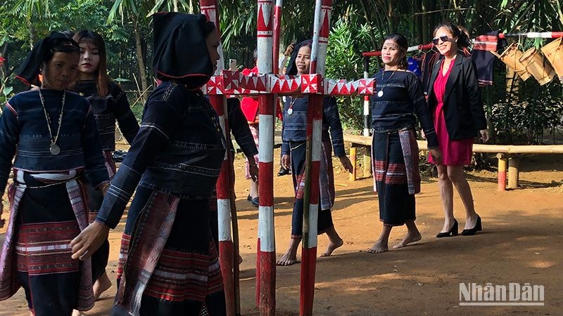 Đồng bào trình diễn dân ca dân vũ cùng du khách. Đồng bào trình diễn dân ca dân vũ cùng du khách.