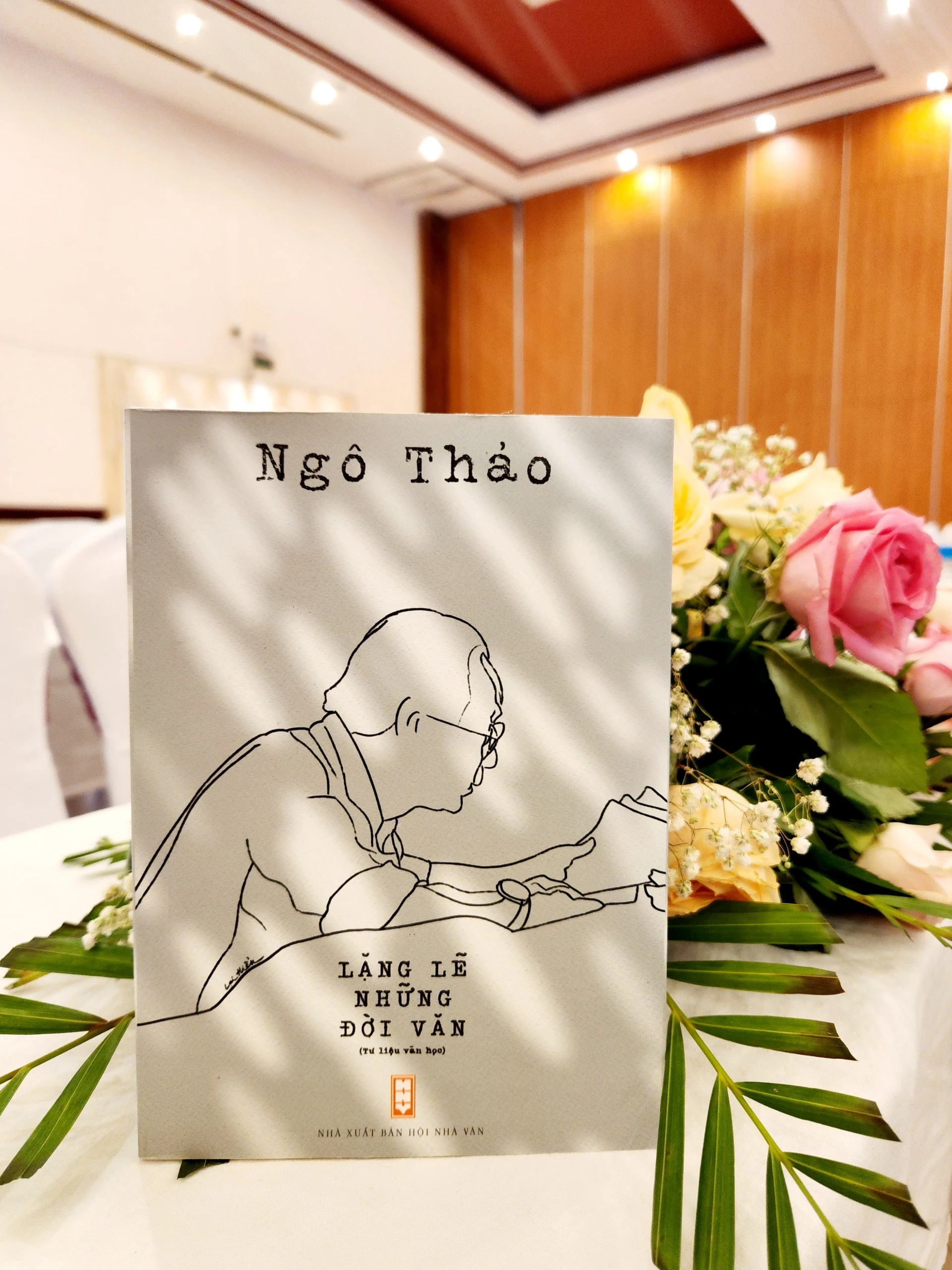 Đọc "Lặng lẽ những đời văn", độc giả được kết nối với các tác giả thuộc nhiều thể loại, nhiều thế hệ.