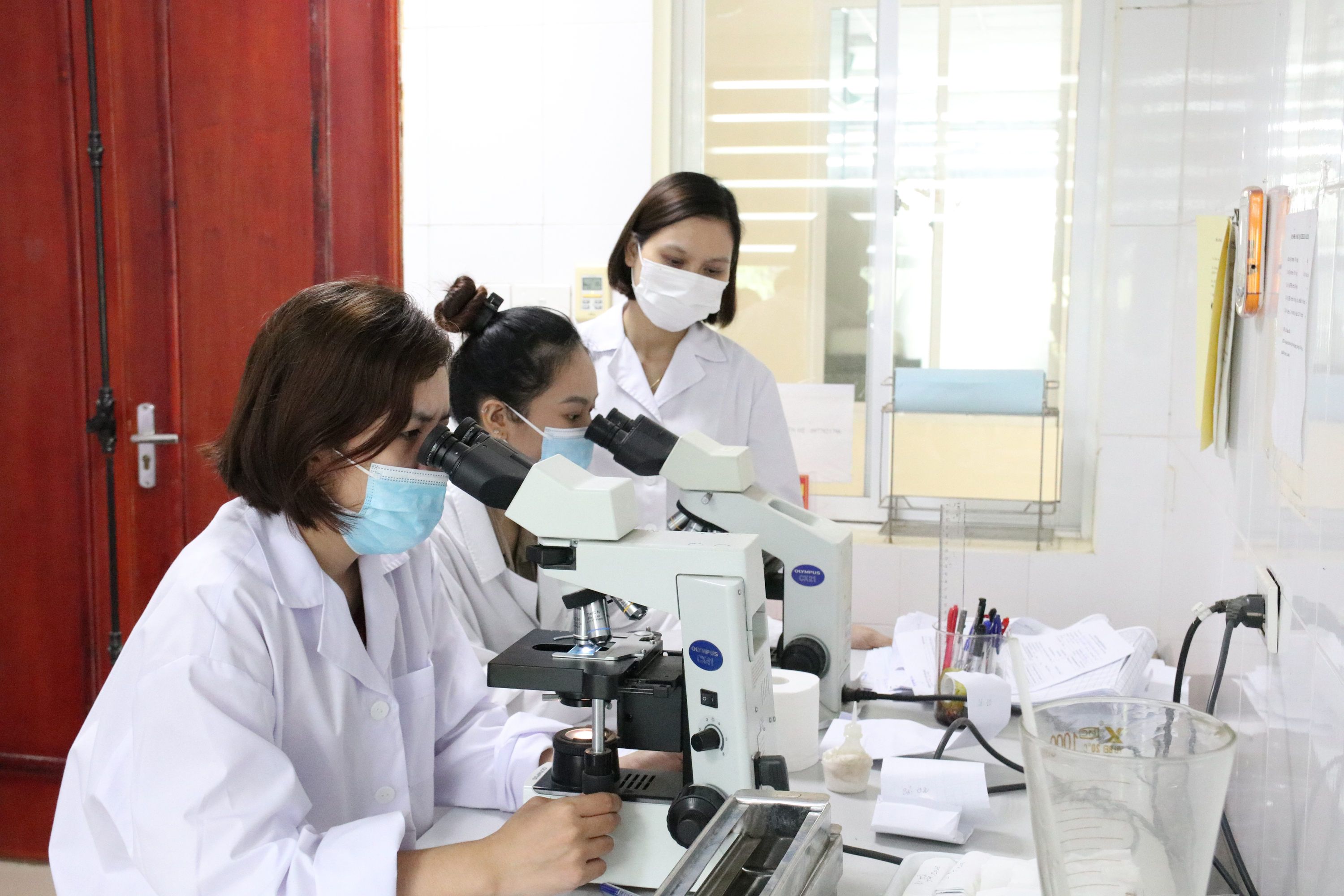 Thực hành soi mẫu bệnh phẩm tại Khoa Xét nghiệm, Trung tâm Kiểm soát bệnh tật tỉnh. IMG_4713.JPG