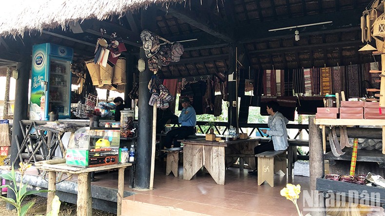 Gian hàng giới thiệu sản phẩm dệt thổ cẩm. Gian hàng giới thiệu sản phẩm dệt thổ cẩm.