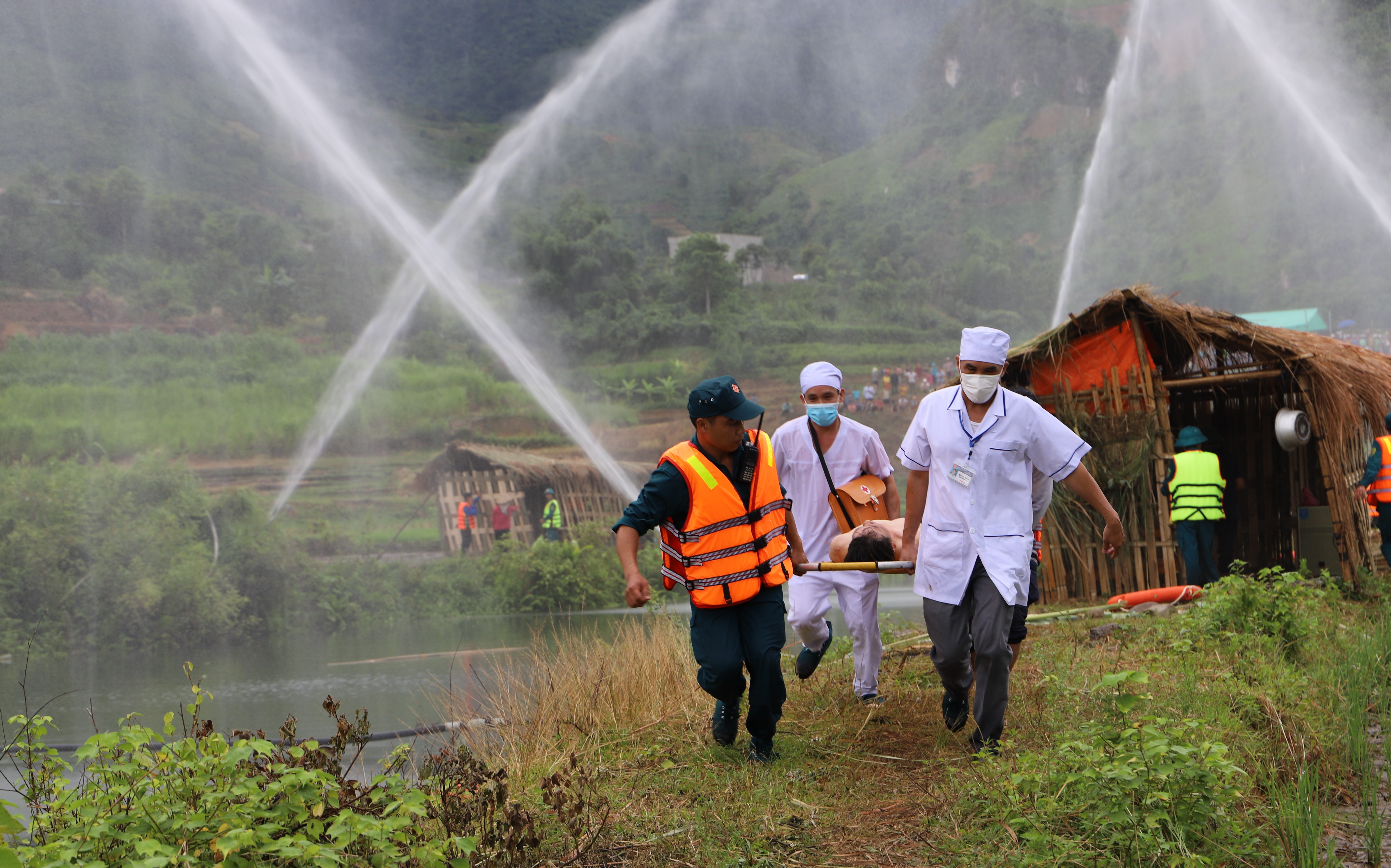 Lực lượng y tế tham gia trong phần diễn tập thực binh. IMG_9507.JPG