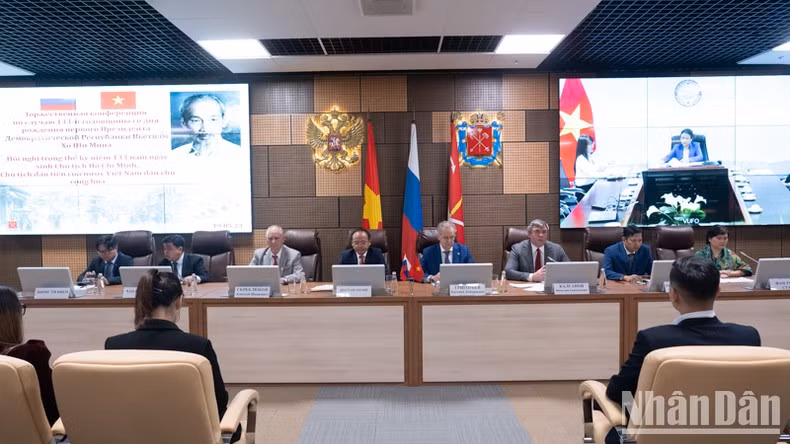 Hội thảo từ đầu cầu Saint Petersburg.