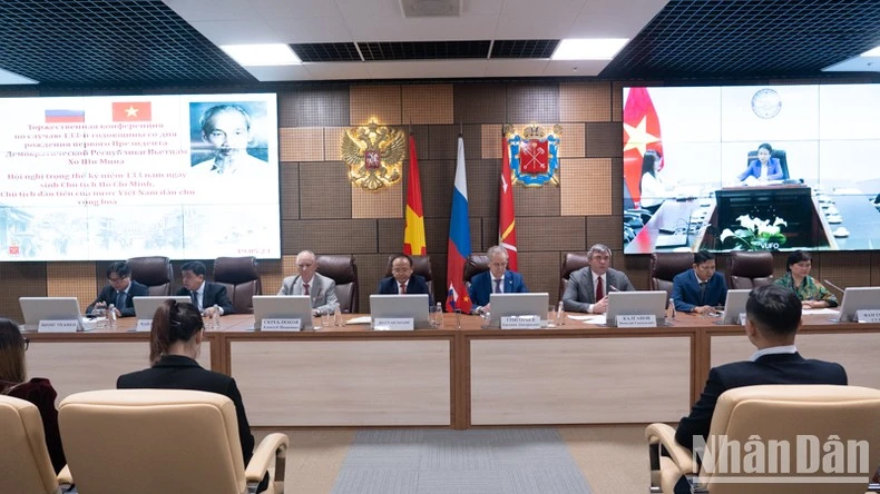 Hội thảo từ đầu cầu Saint Petersburg.