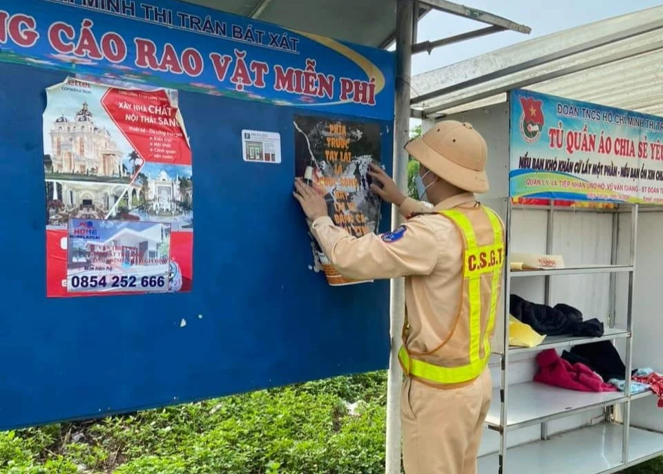 dán áp phích tuyên truyền tác hại của rượu bia tại nơi công cộng.jpg