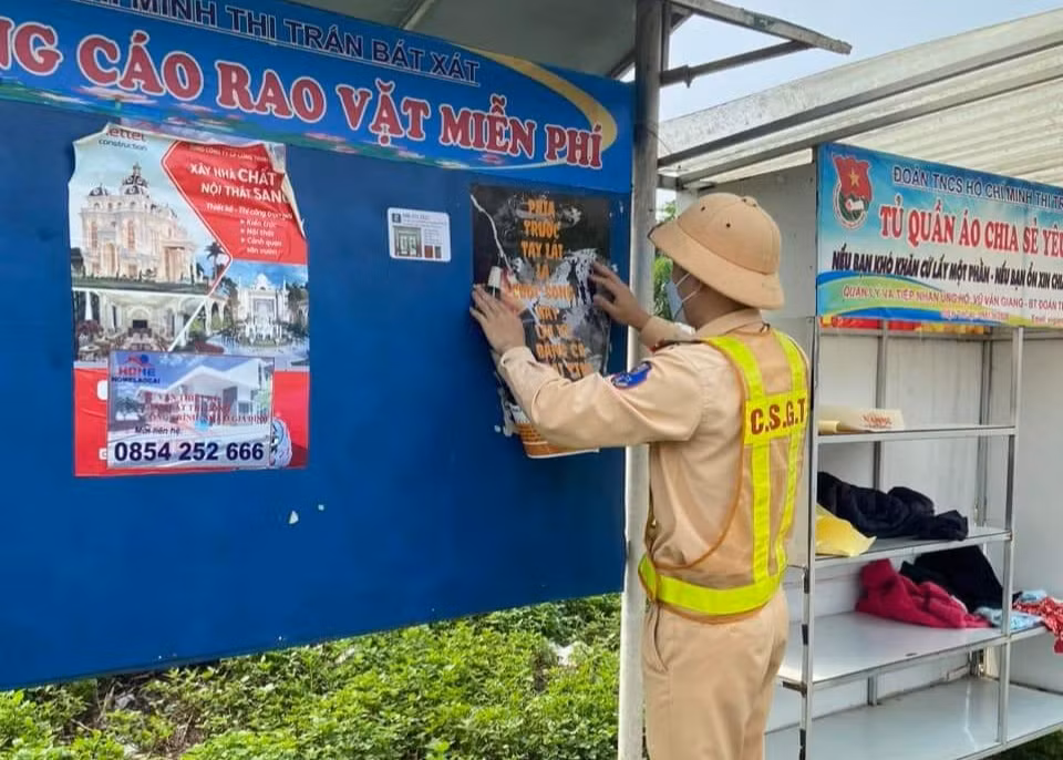 dán áp phích tuyên truyền tác hại của rượu bia tại nơi công cộng.jpg