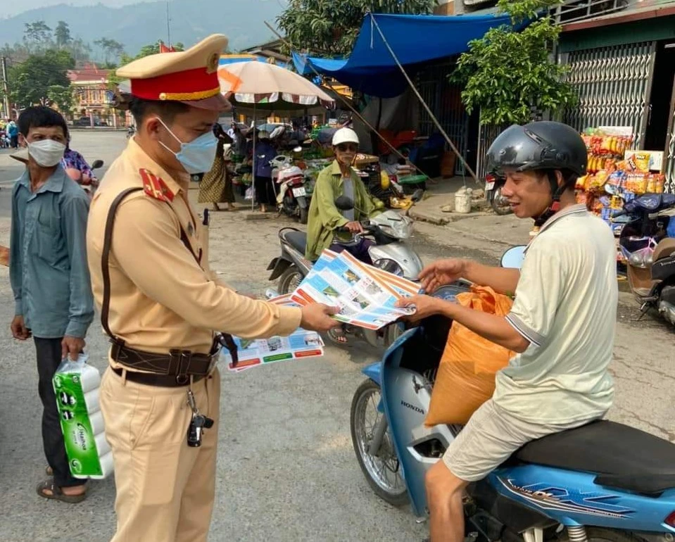 phát tờ roi tuyên truyền đến người dân.jpg