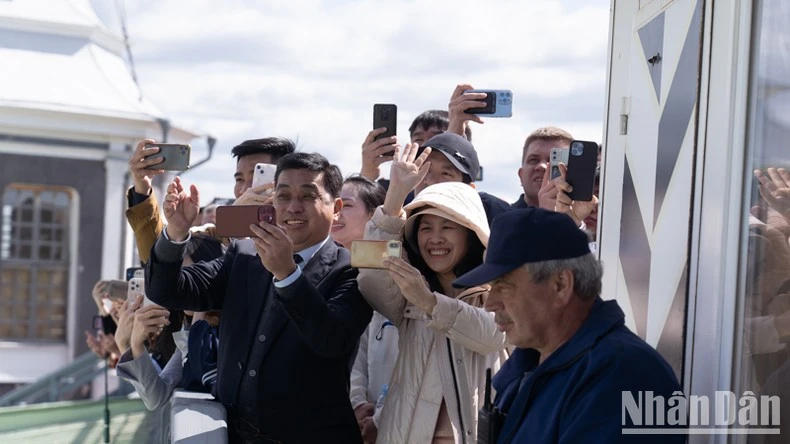 Người dân có mặt tại màn bắn pháo chào mừng.