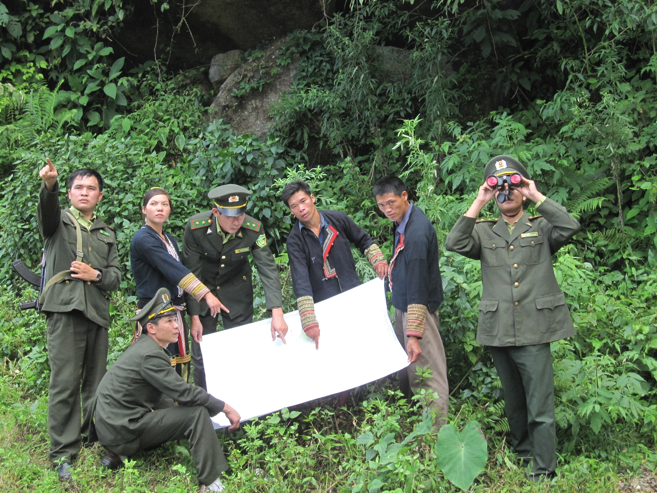 Phối hợp với nhân dân tuần tra, bảo vệ rừng.JPG