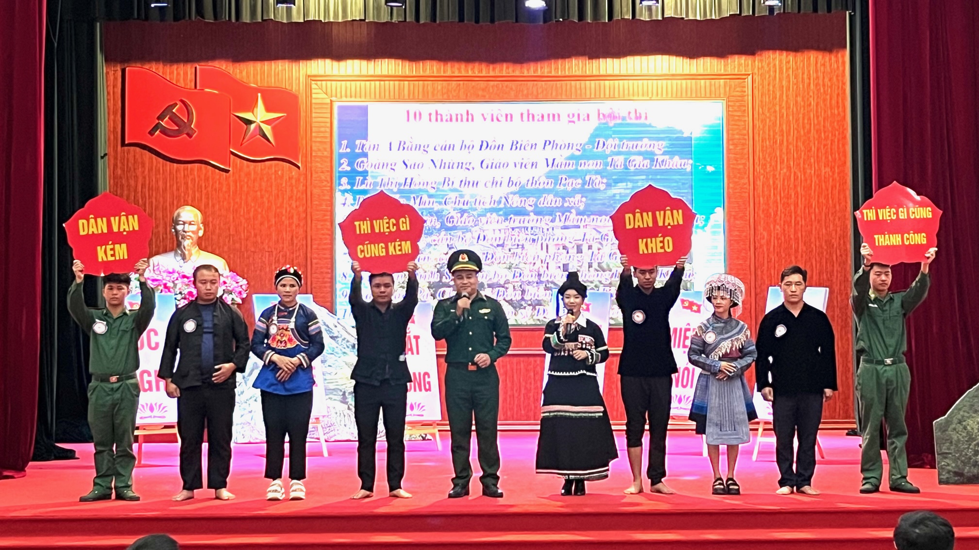 Màn chào hỏi tại hội thi của Đồn Biên phòng Tả Gia Khâu. Màn Chào hỏi của đồn Biên phòng Tả Gia Khâu.jpg
