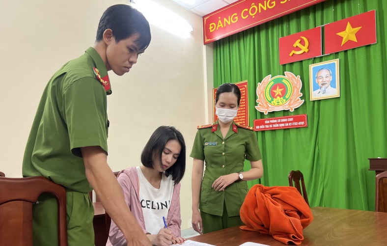 Ngọc Trinh tại cơ quan công an. z4798417729678_b001c79d3b9a70f9d-1697713092614.jpg