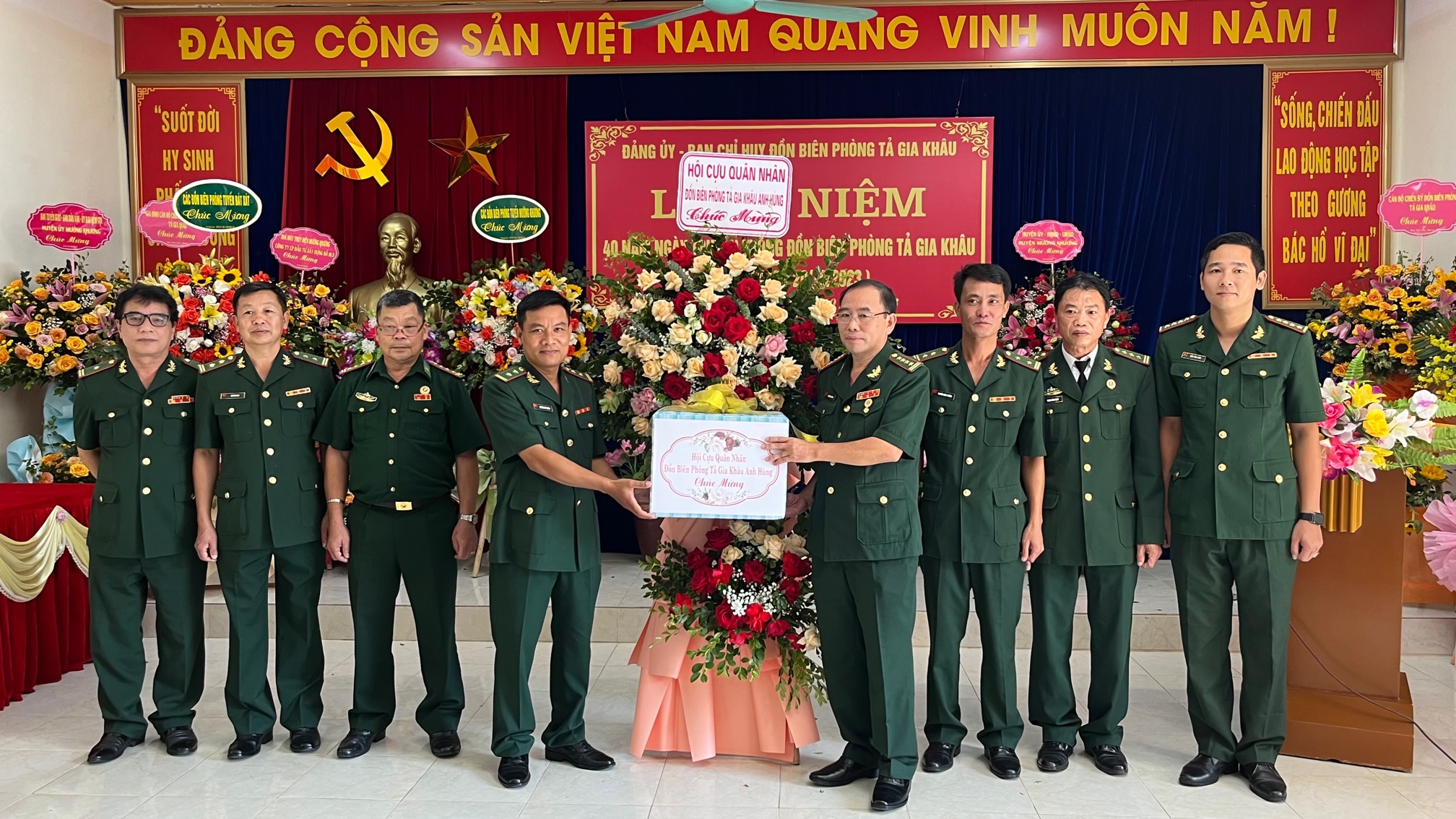 Các đồng chí cựu chiến binh, nguyên chỉ huy Đồn Biên phòng Tả Gia Khâu tặng hoa chúc mừng. Các đồng chí cự chiến binh, nguyên chỉ huy đồn Biên phòng Tả Gia Khâu tặng quà chúc mừng.jpg