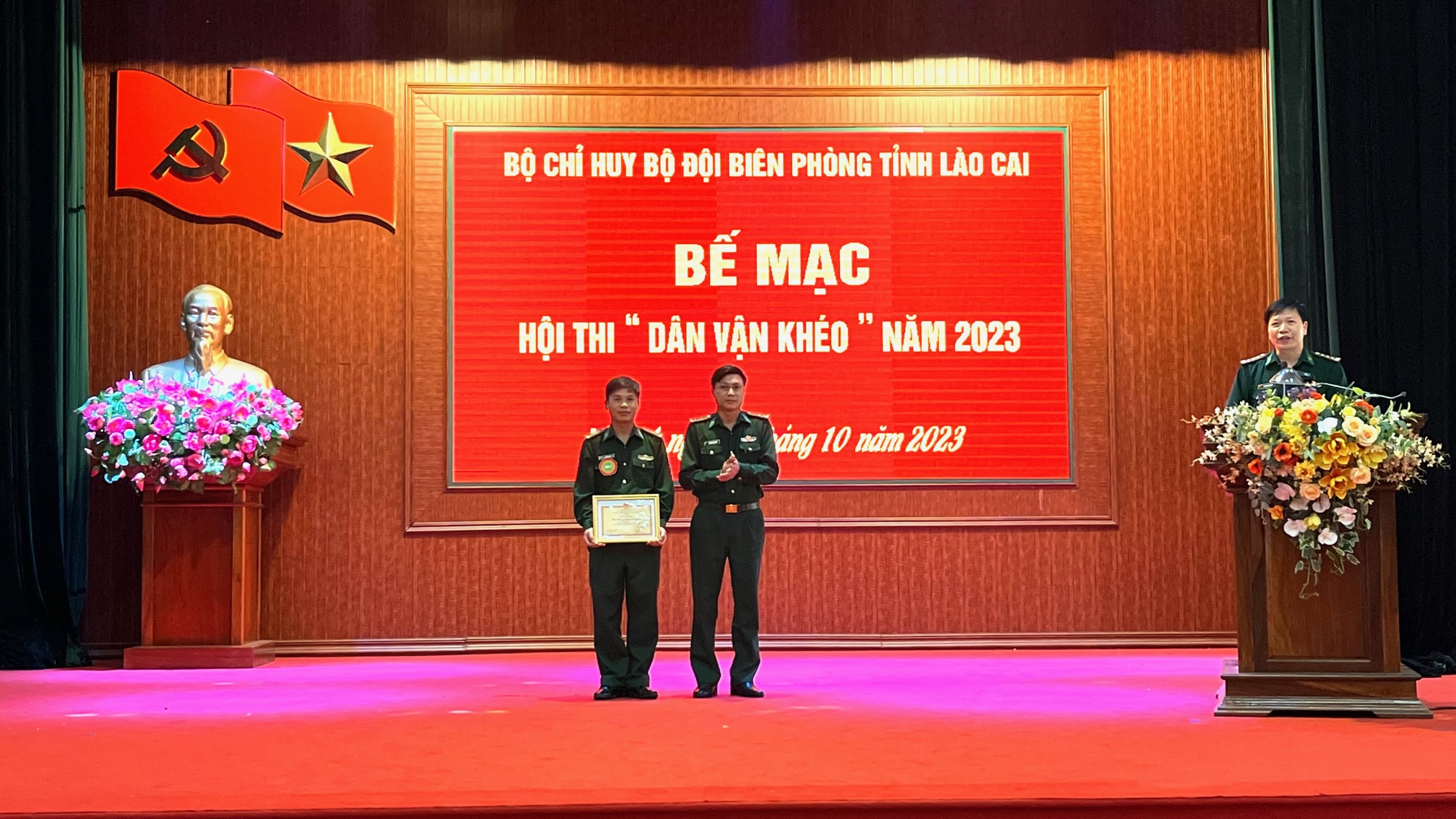 Đại tá Nguyễn Văn Tuấn, Phó Chính ủy Bộ Chỉ huy Bộ đội Biên phòng tỉnh Lào Cai trao giải Nhất cho Đồn Biên phòng A Mú Sung. Đại tá Nguyễn Văn Tuấn, Phó Chính ủy BĐBP tỉnh Lào Cai trao giải nhất cho đồn Biên phòng A Mú sung.jpg